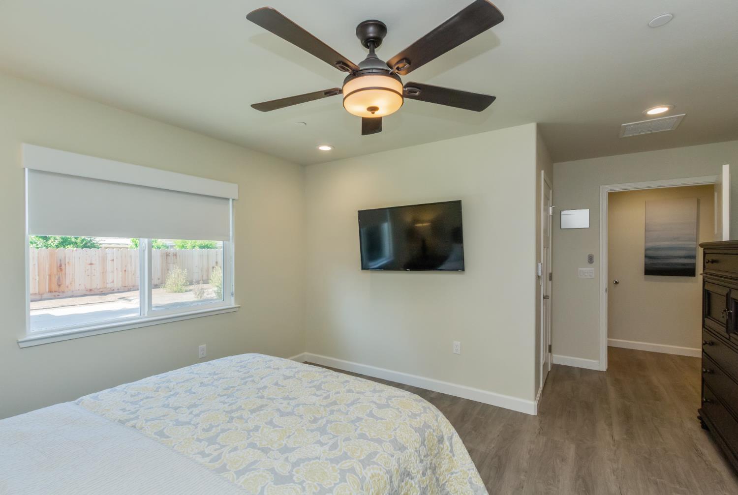 1545 W CALIMYRNA Ave W, Fresno, CA 93711