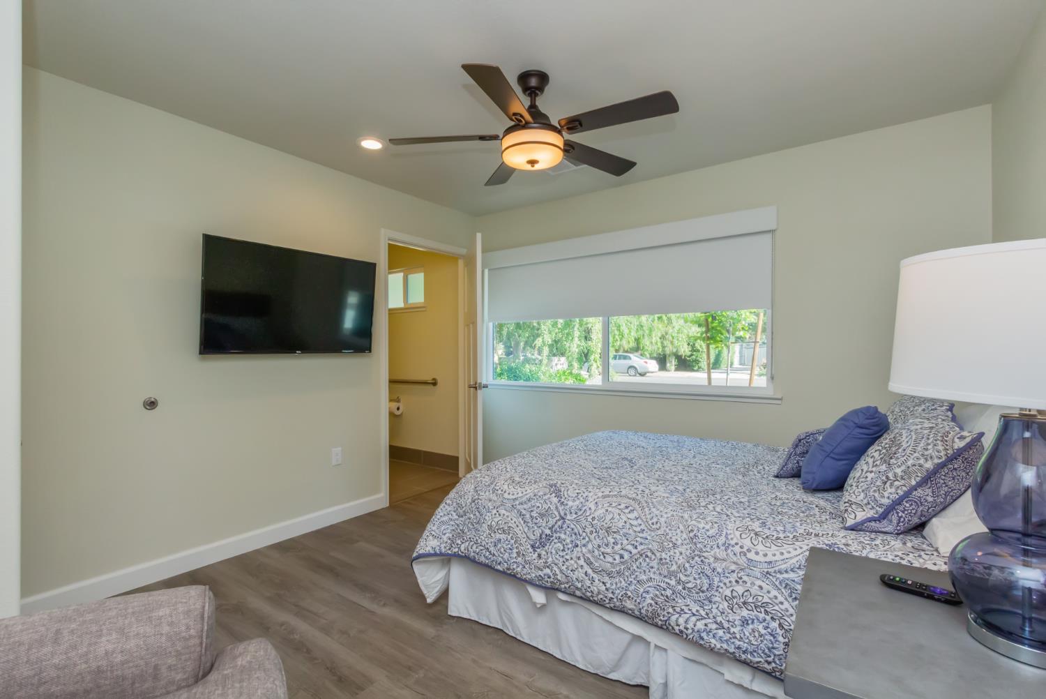 1545 W CALIMYRNA Ave W, Fresno, CA 93711