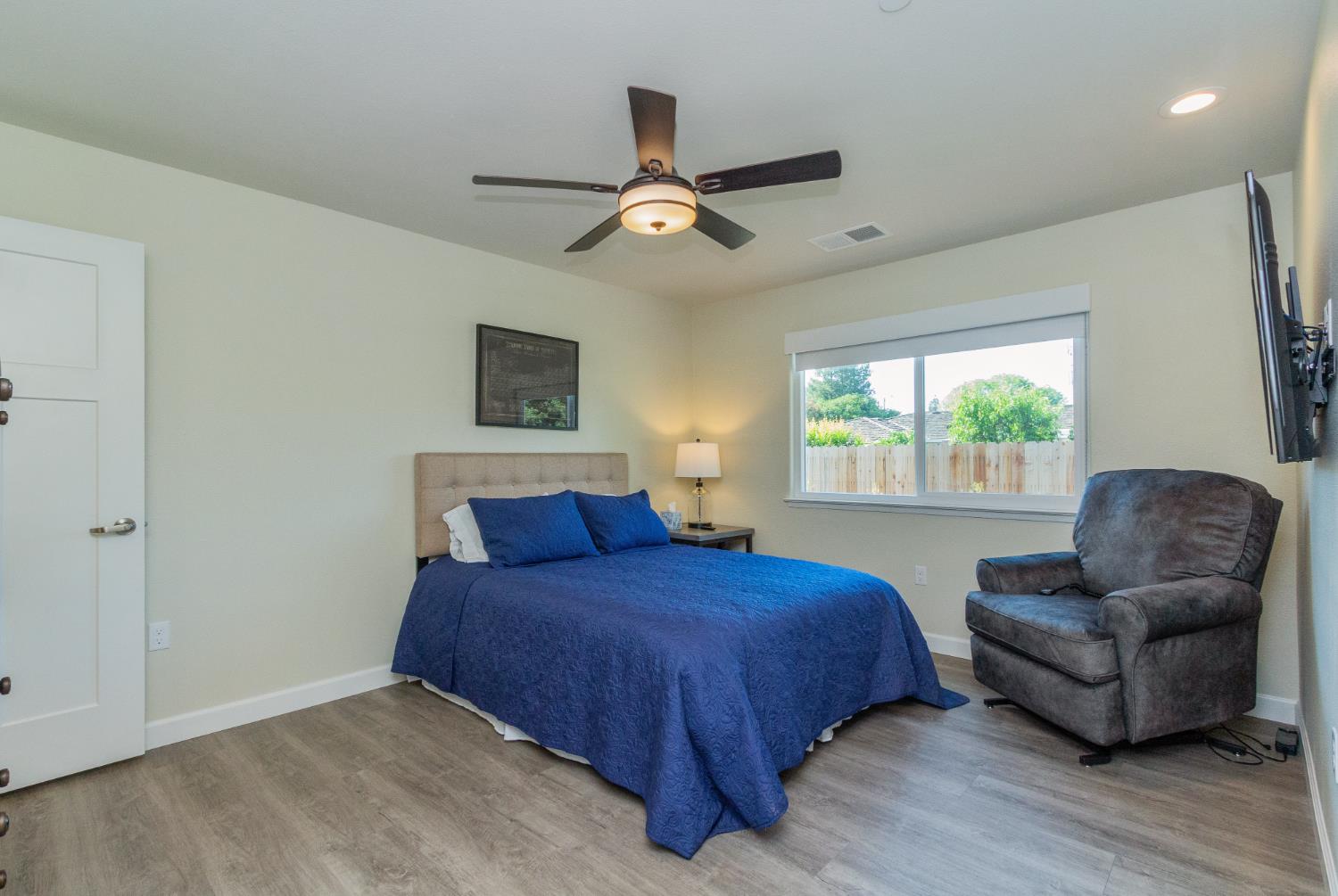 1545 W CALIMYRNA Ave W, Fresno, CA 93711