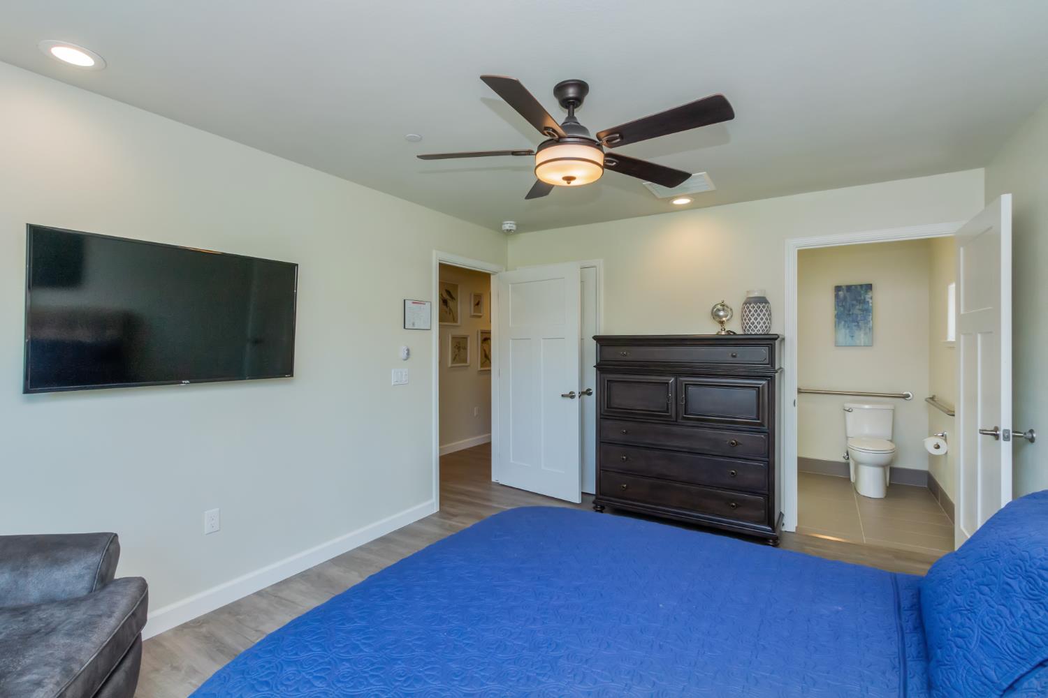 1545 W CALIMYRNA Ave W, Fresno, CA 93711