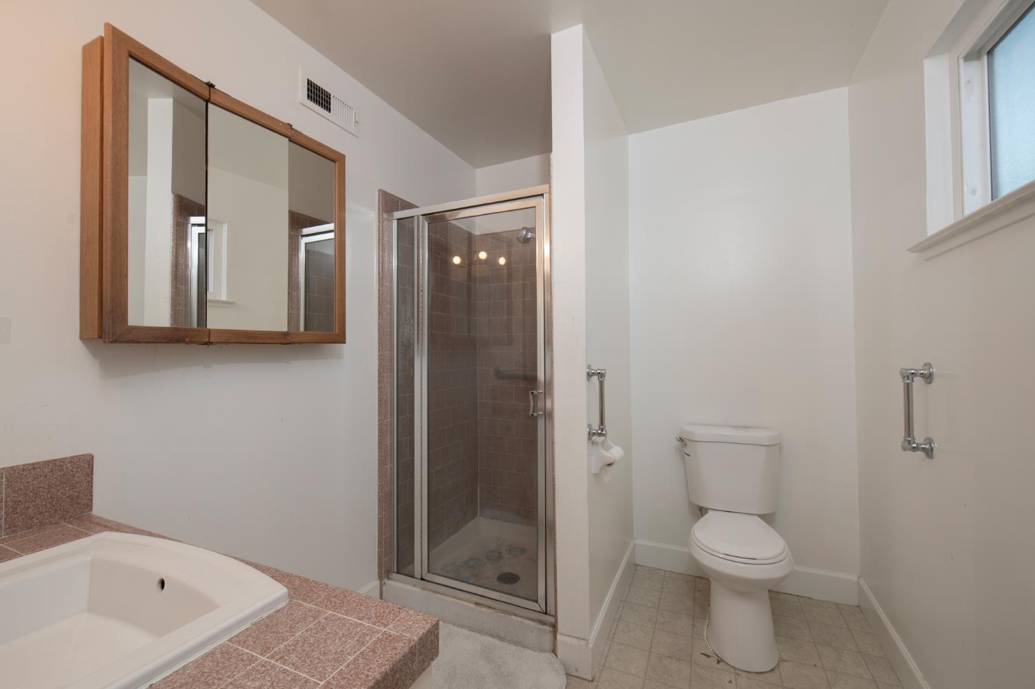 371 W Swift Ave, Clovis, CA 93612