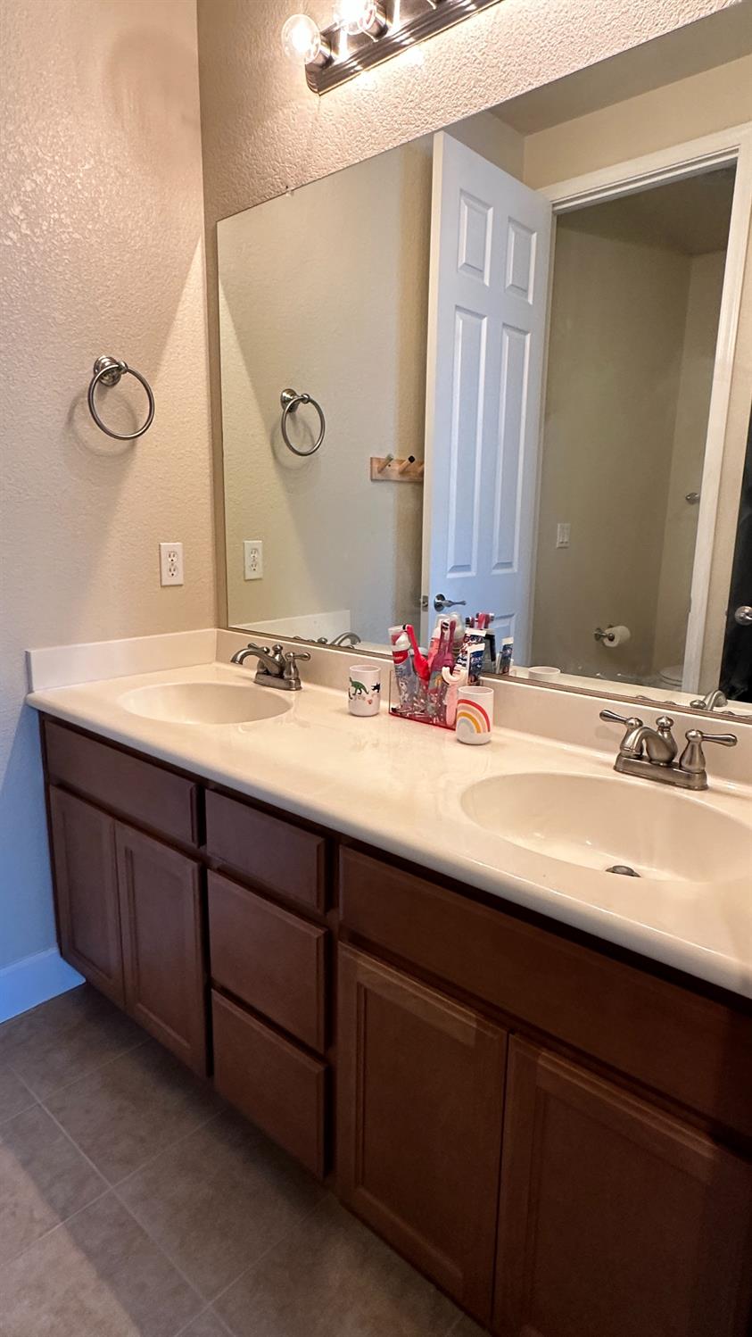 1040 Birch Run Way, Manteca, CA 95336