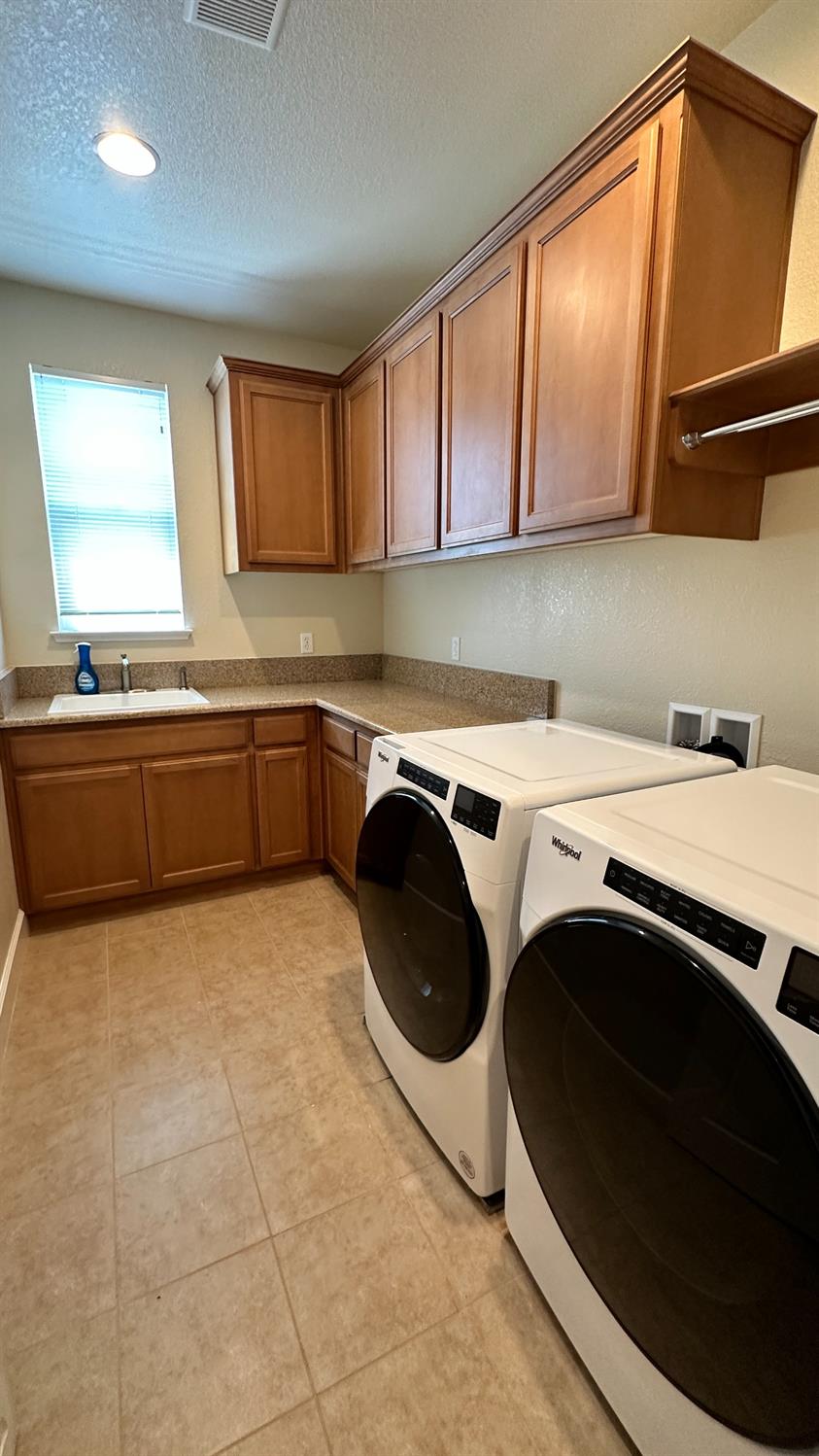 1040 Birch Run Way, Manteca, CA 95336