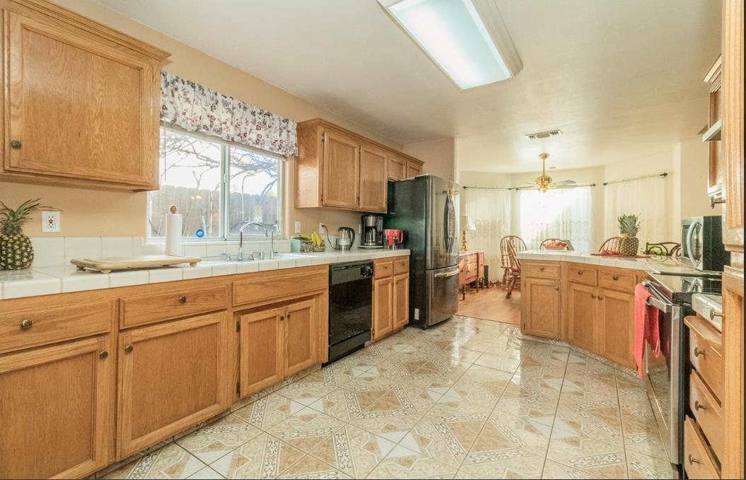 5443 W Flint Way, Fresno, CA 93722