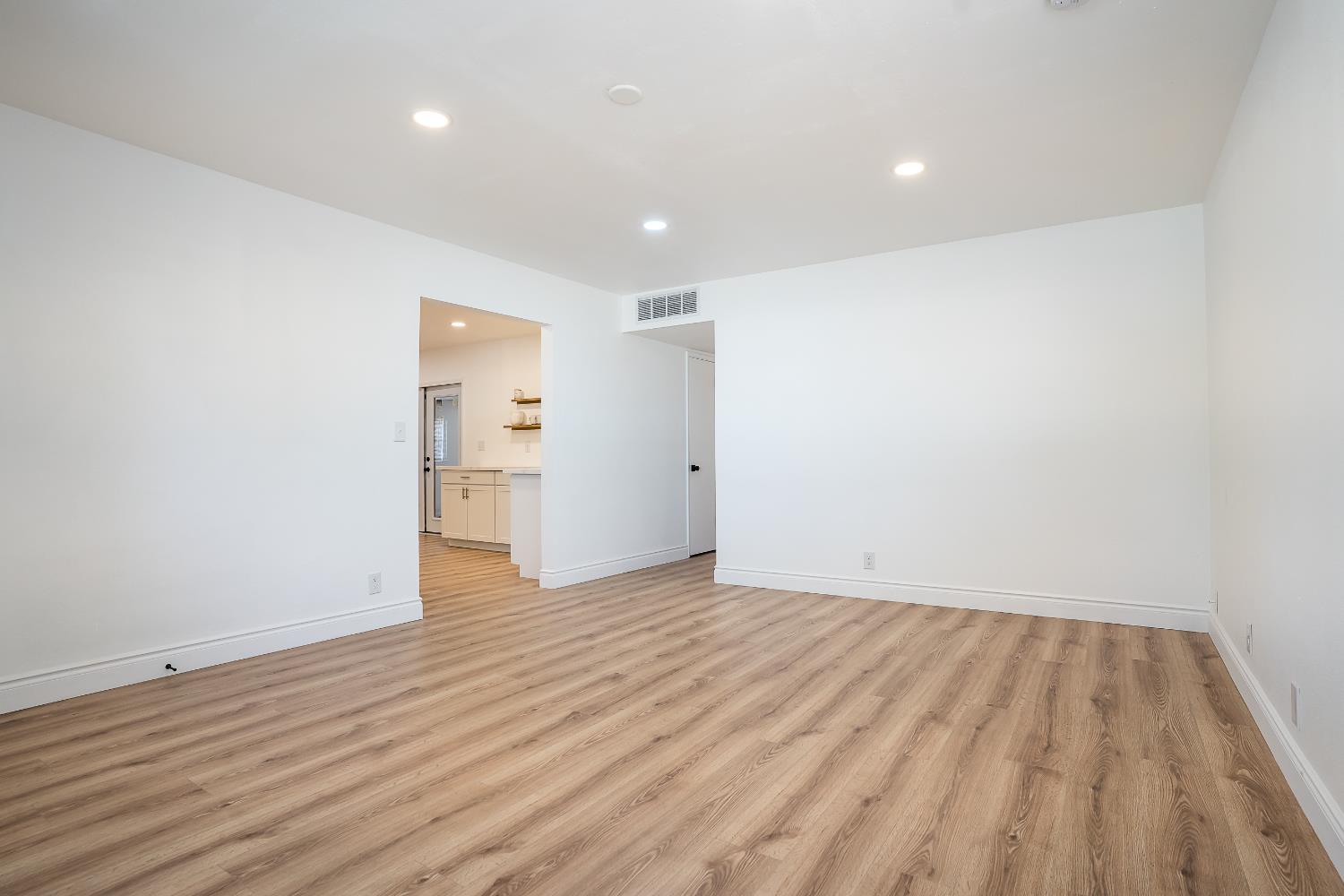 85 Acacia Dr, Sanger, CA 93657