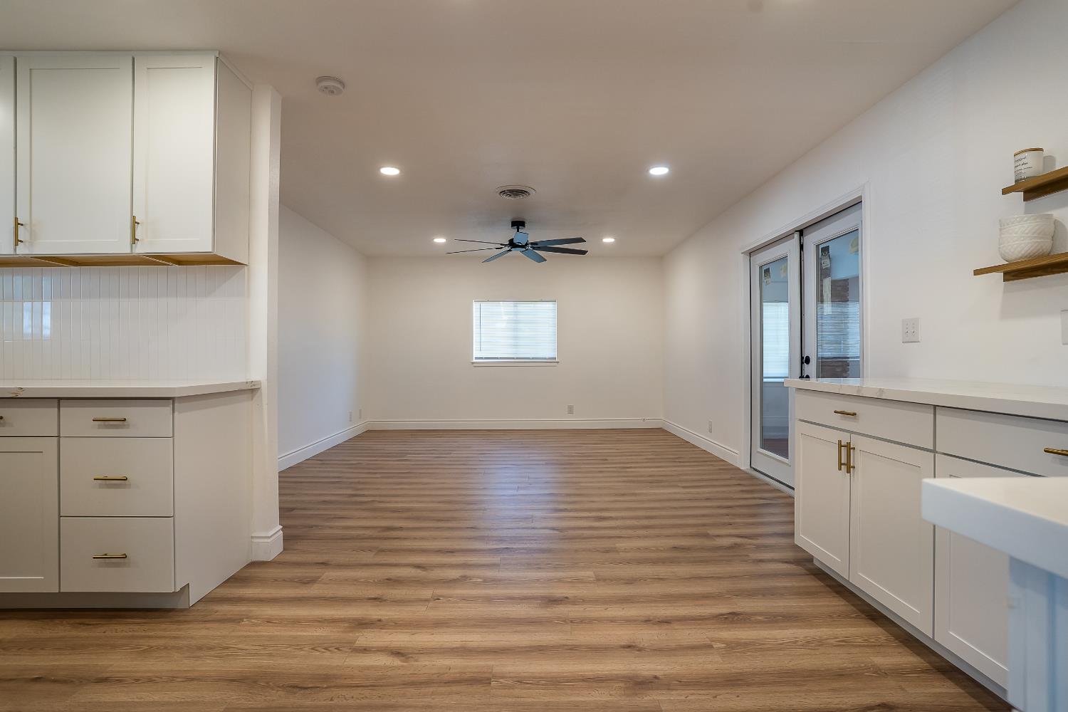 85 Acacia Dr, Sanger, CA 93657