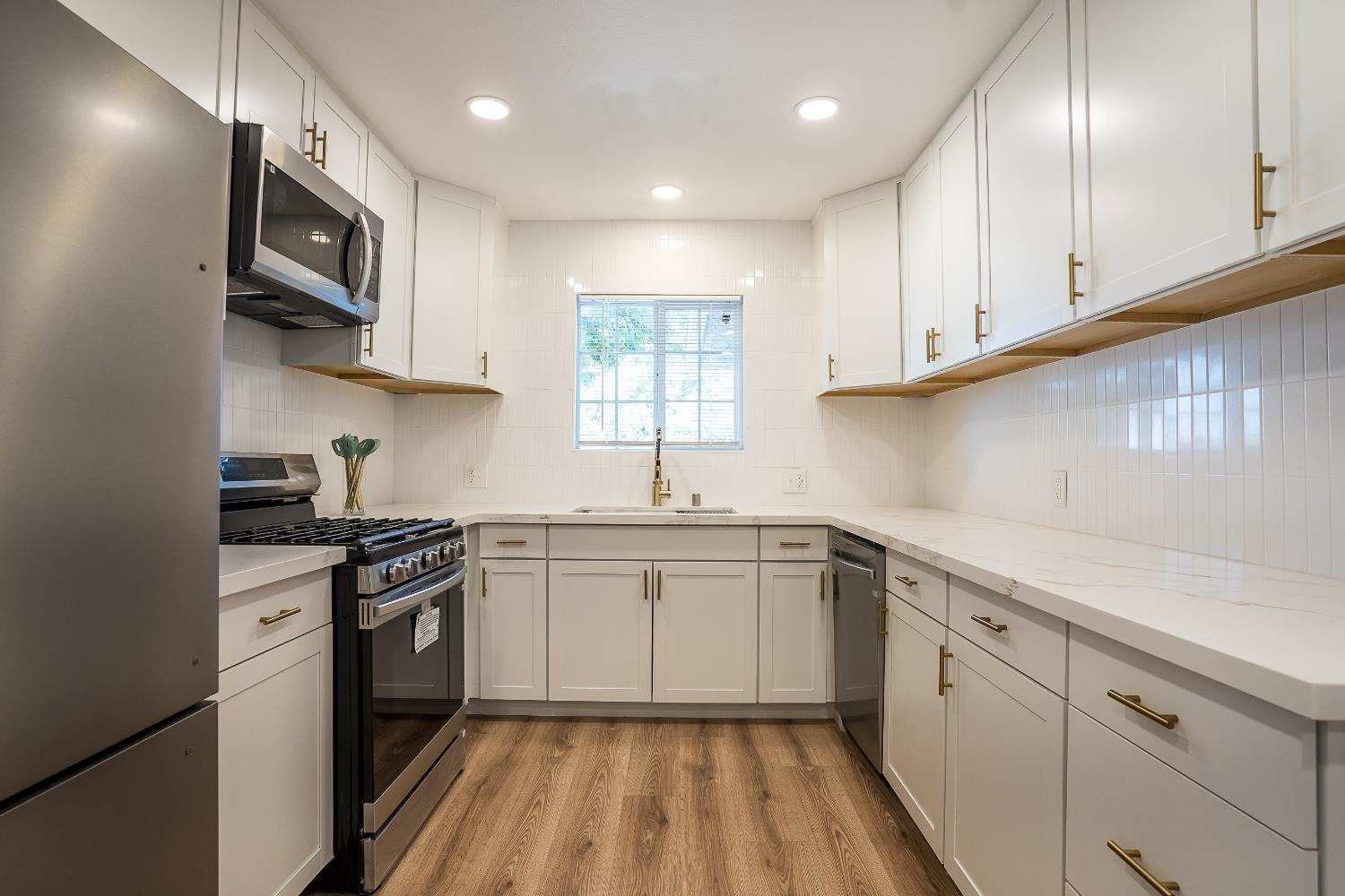 85 Acacia Dr, Sanger, CA 93657