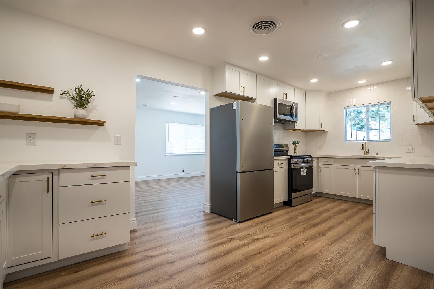 85 Acacia Dr, Sanger, CA 93657