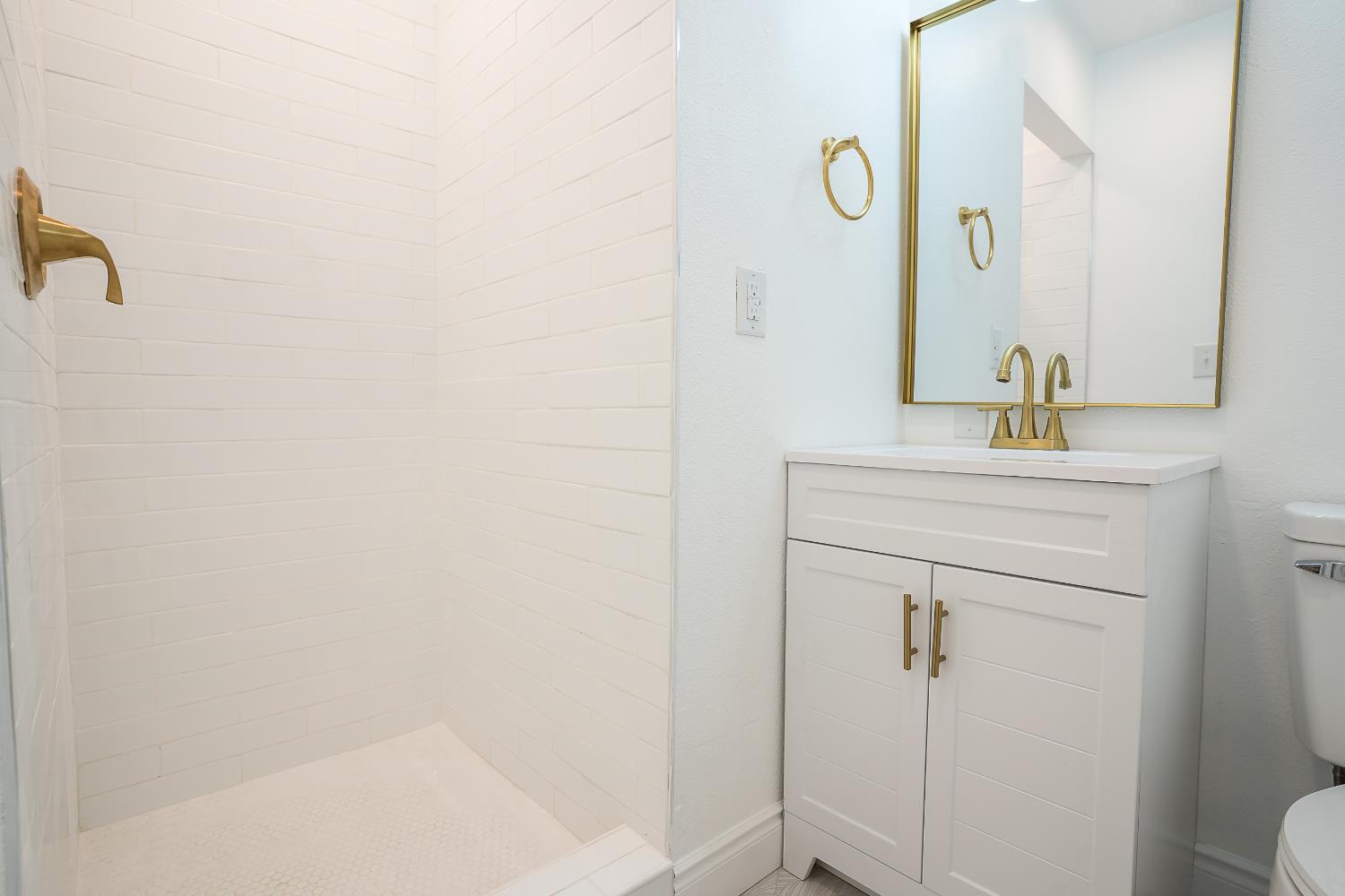 85 Acacia Dr, Sanger, CA 93657