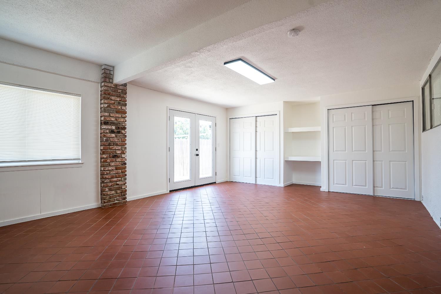 85 Acacia Dr, Sanger, CA 93657