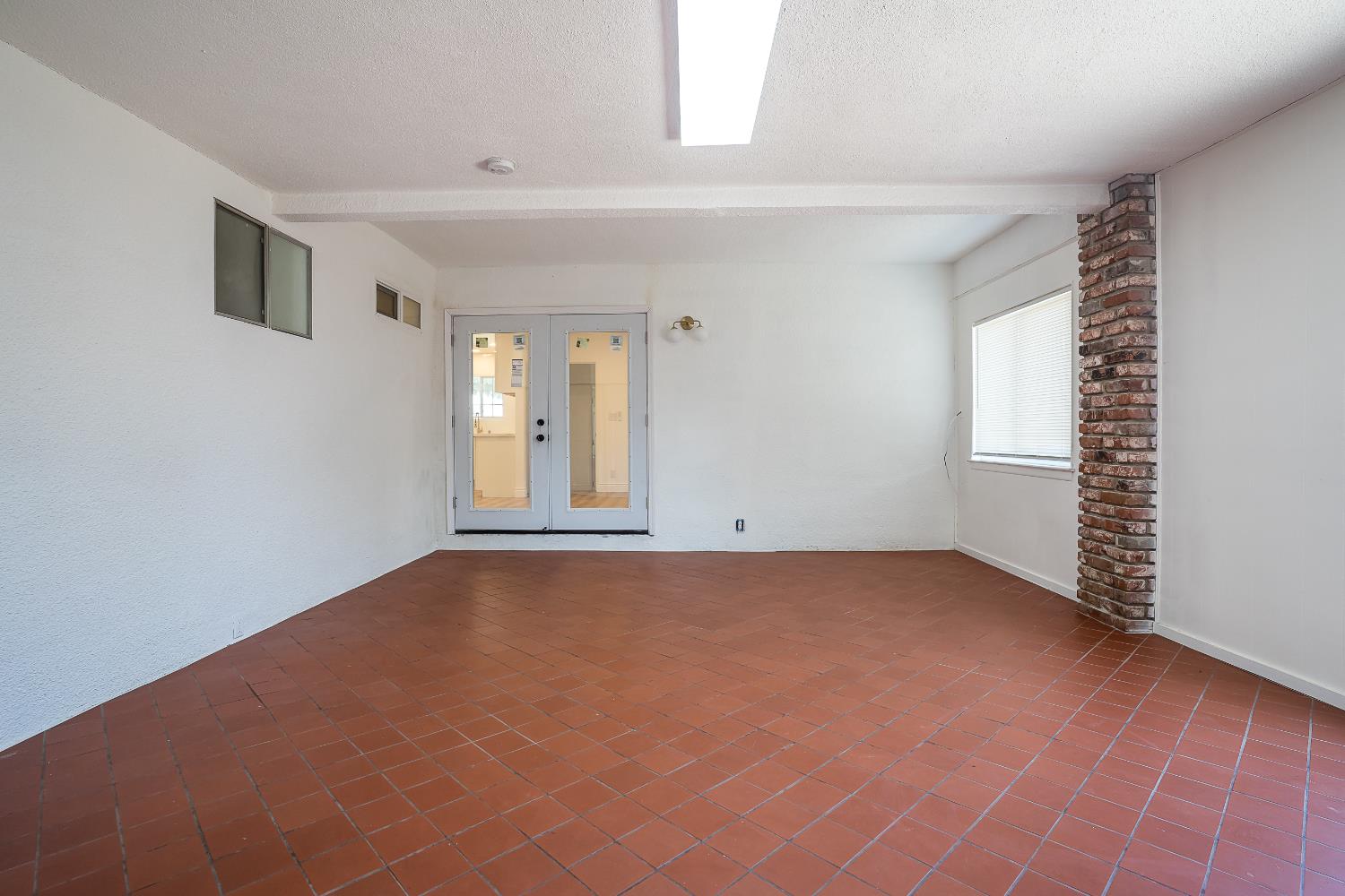 85 Acacia Dr, Sanger, CA 93657