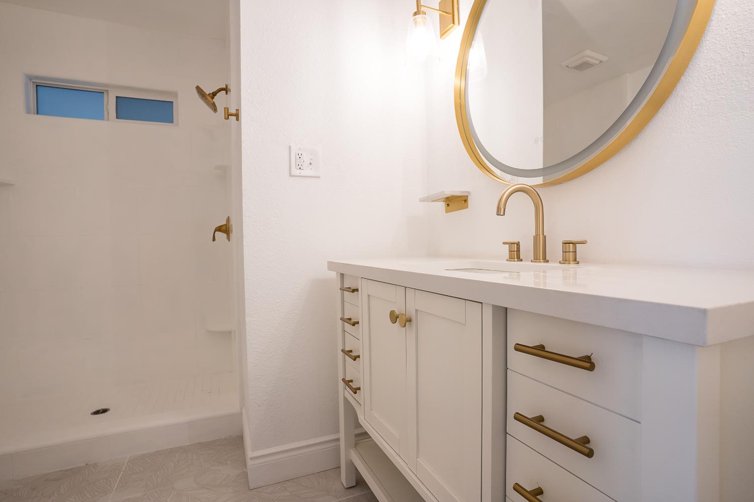 85 Acacia Dr, Sanger, CA 93657