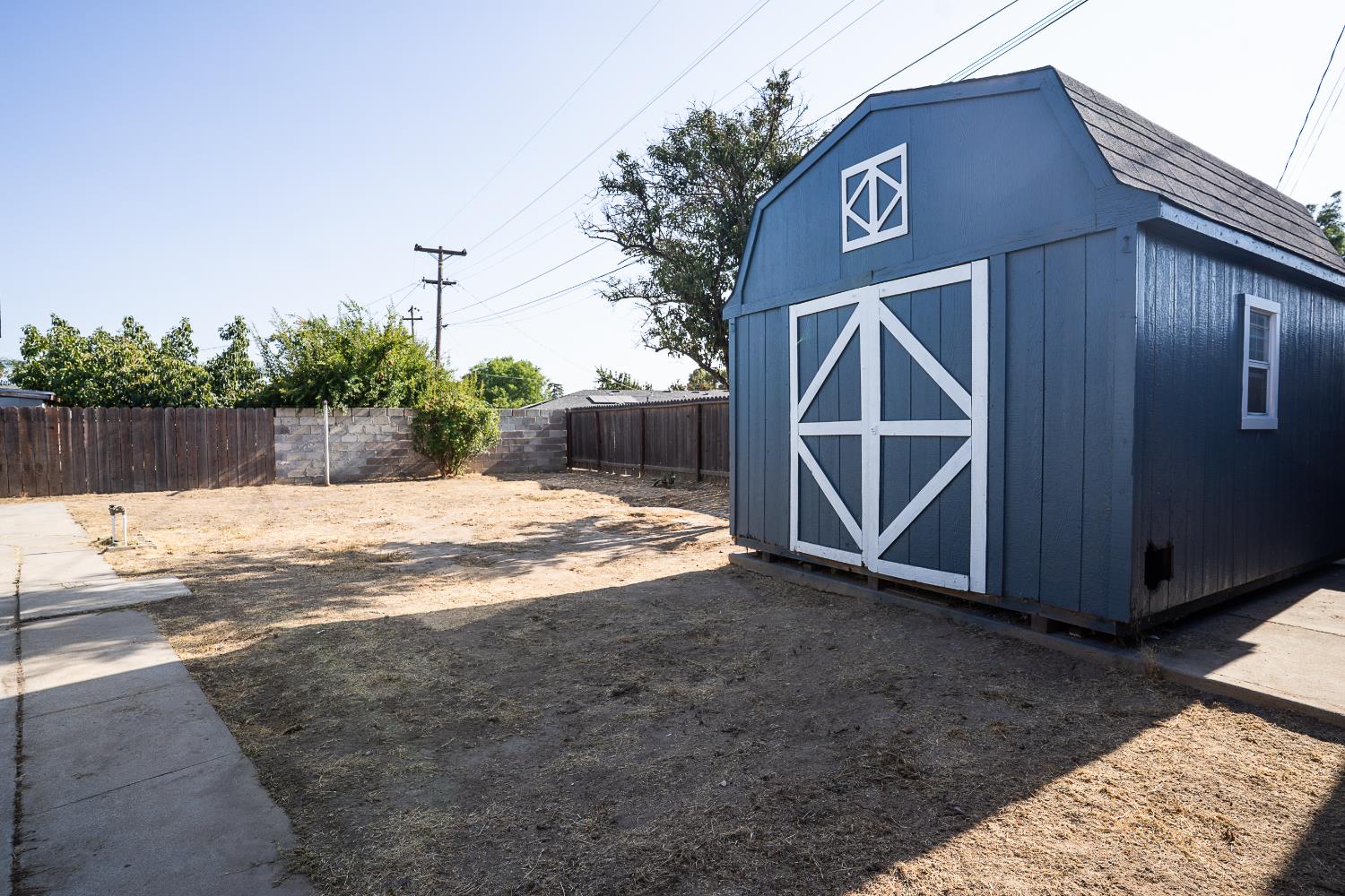 85 Acacia Dr, Sanger, CA 93657