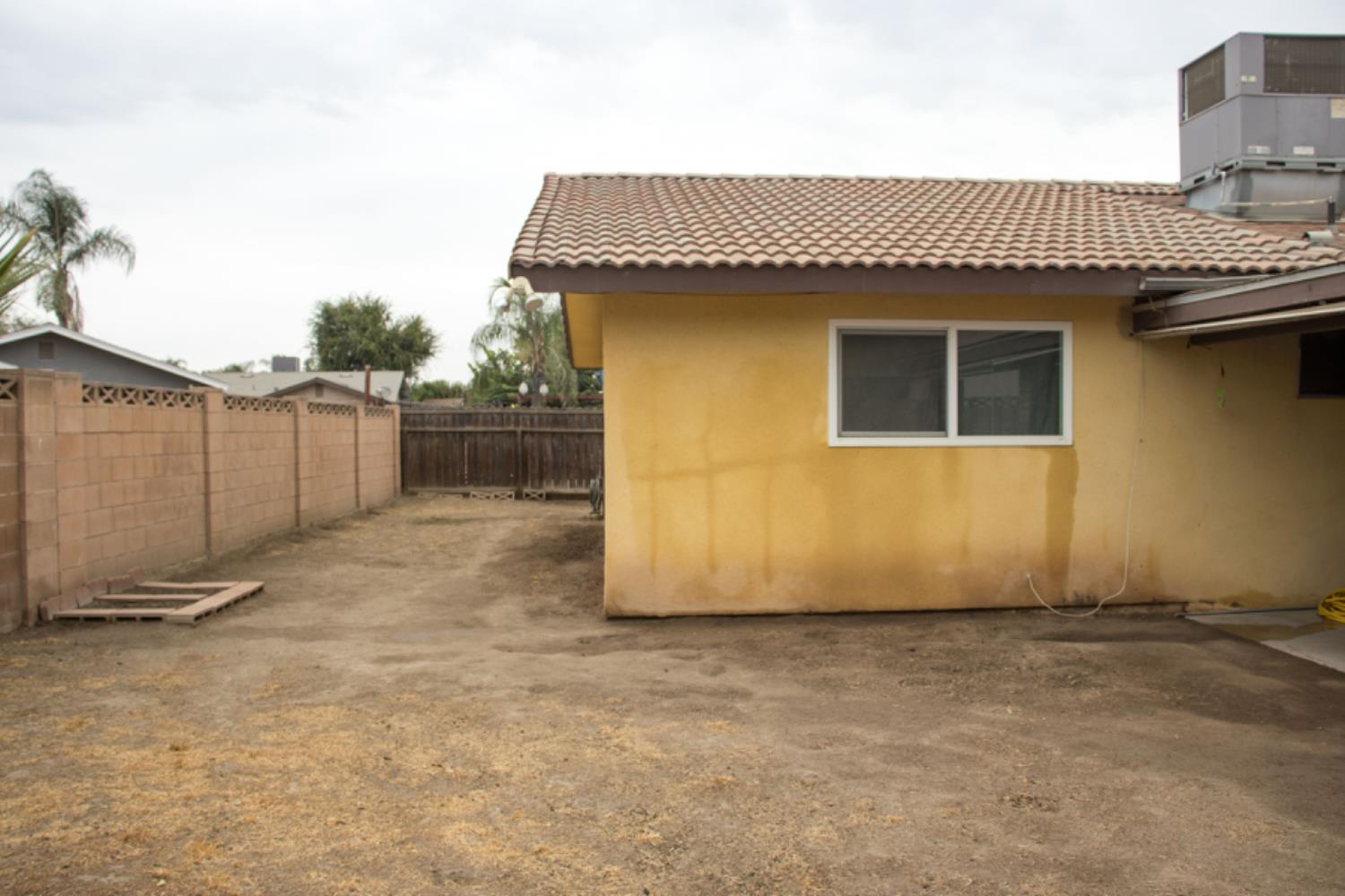 1625 S Lydia Dr, Tulare, CA 93274