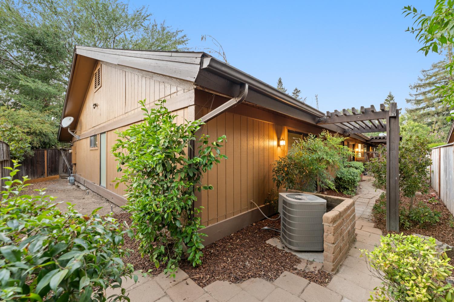 6260 N Palm Ave #111, Fresno, CA 93704