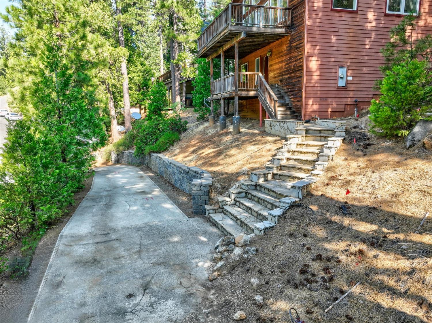 7244 Yosemite Park Way, Yosemite West, CA 95389