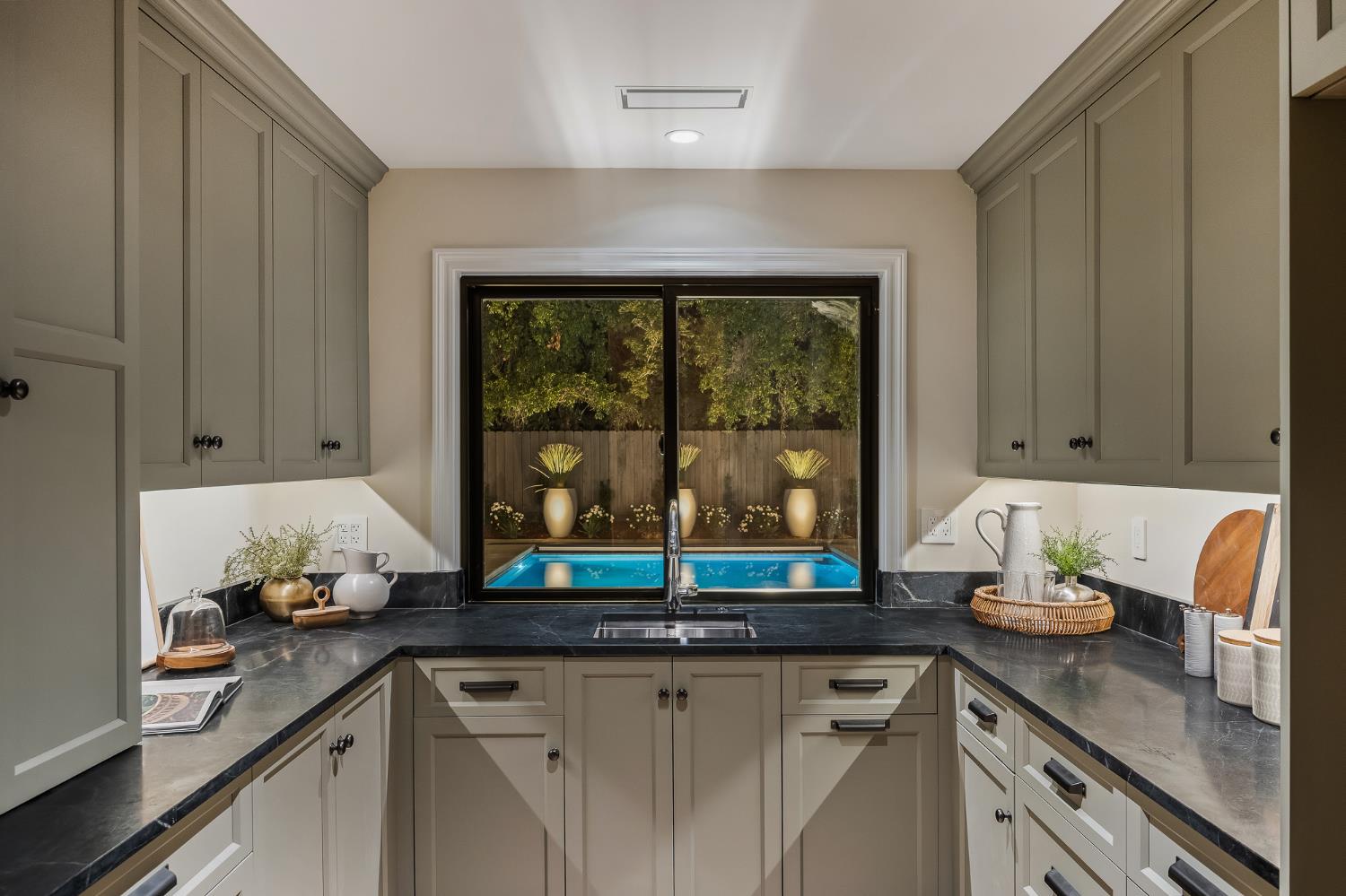 2246 W Palo Alto Ave, Fresno, CA 93711