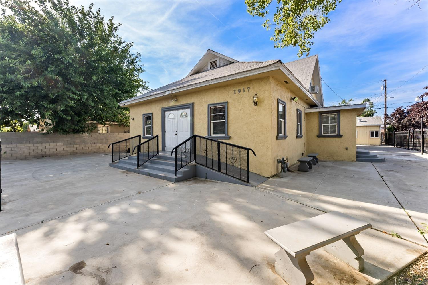 1917 E Lewis Ave, Fresno, CA 93701