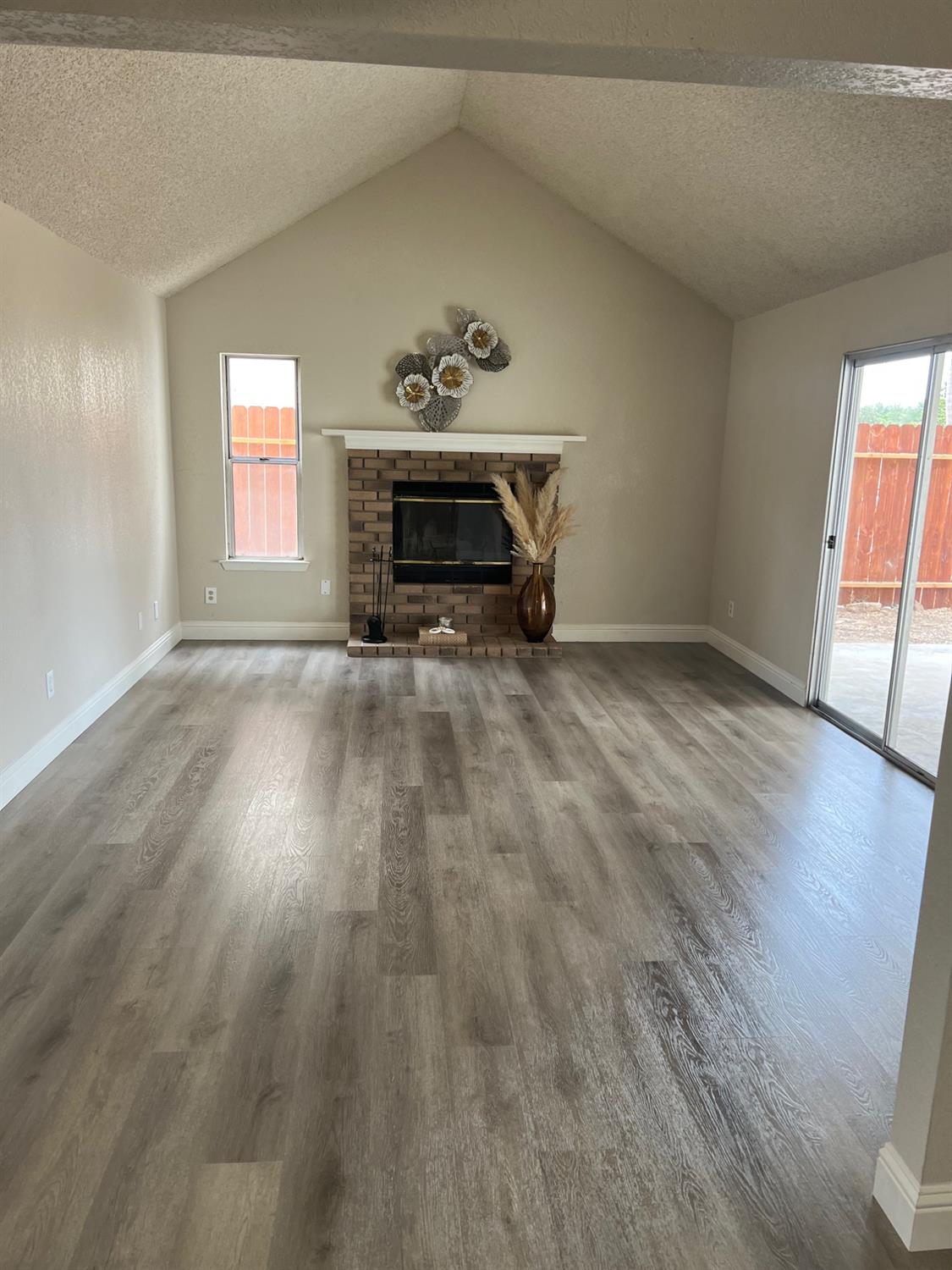 2071 E Cromwell Ave, Fresno, CA 93720