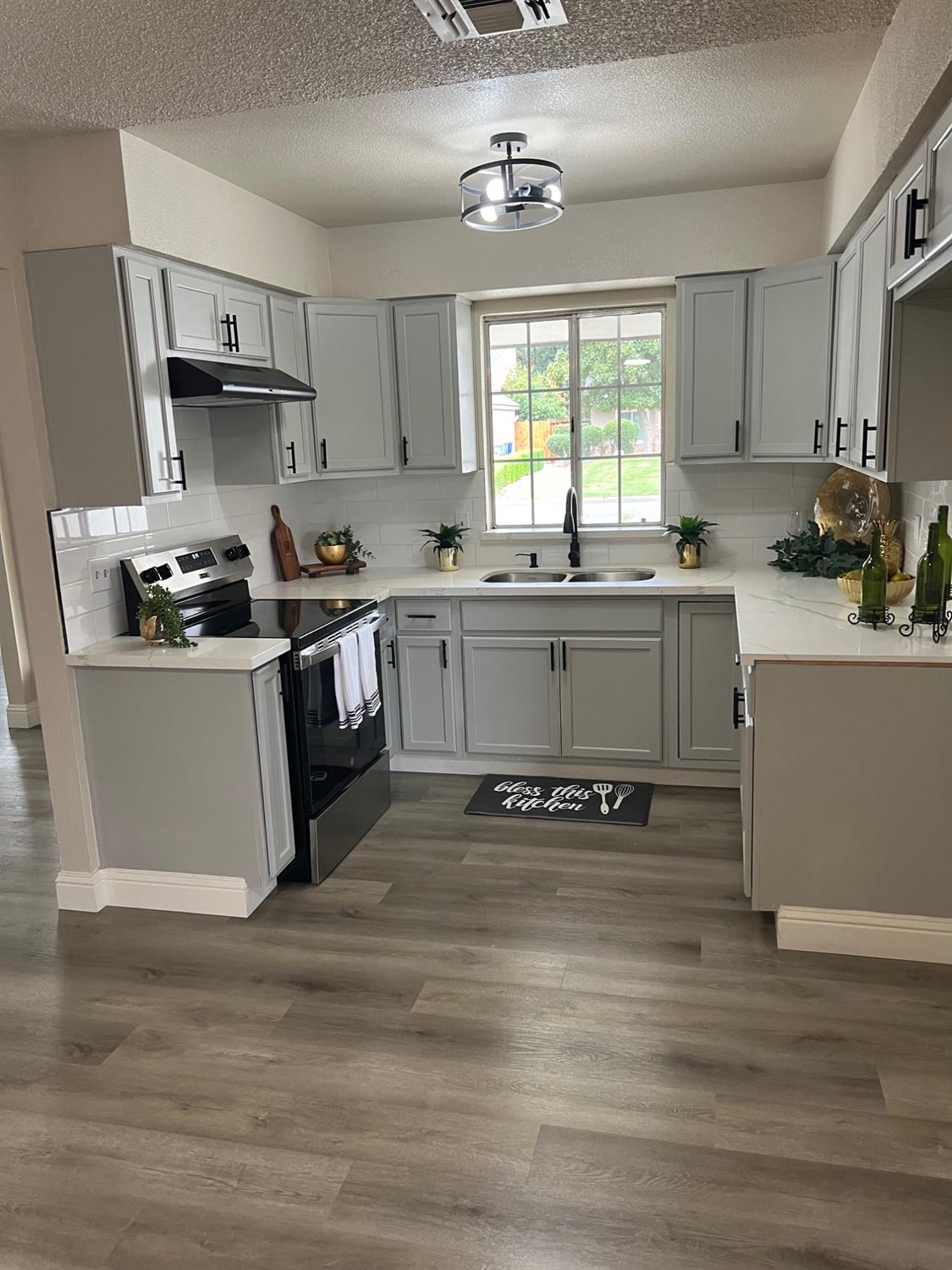 2071 E Cromwell Ave, Fresno, CA 93720