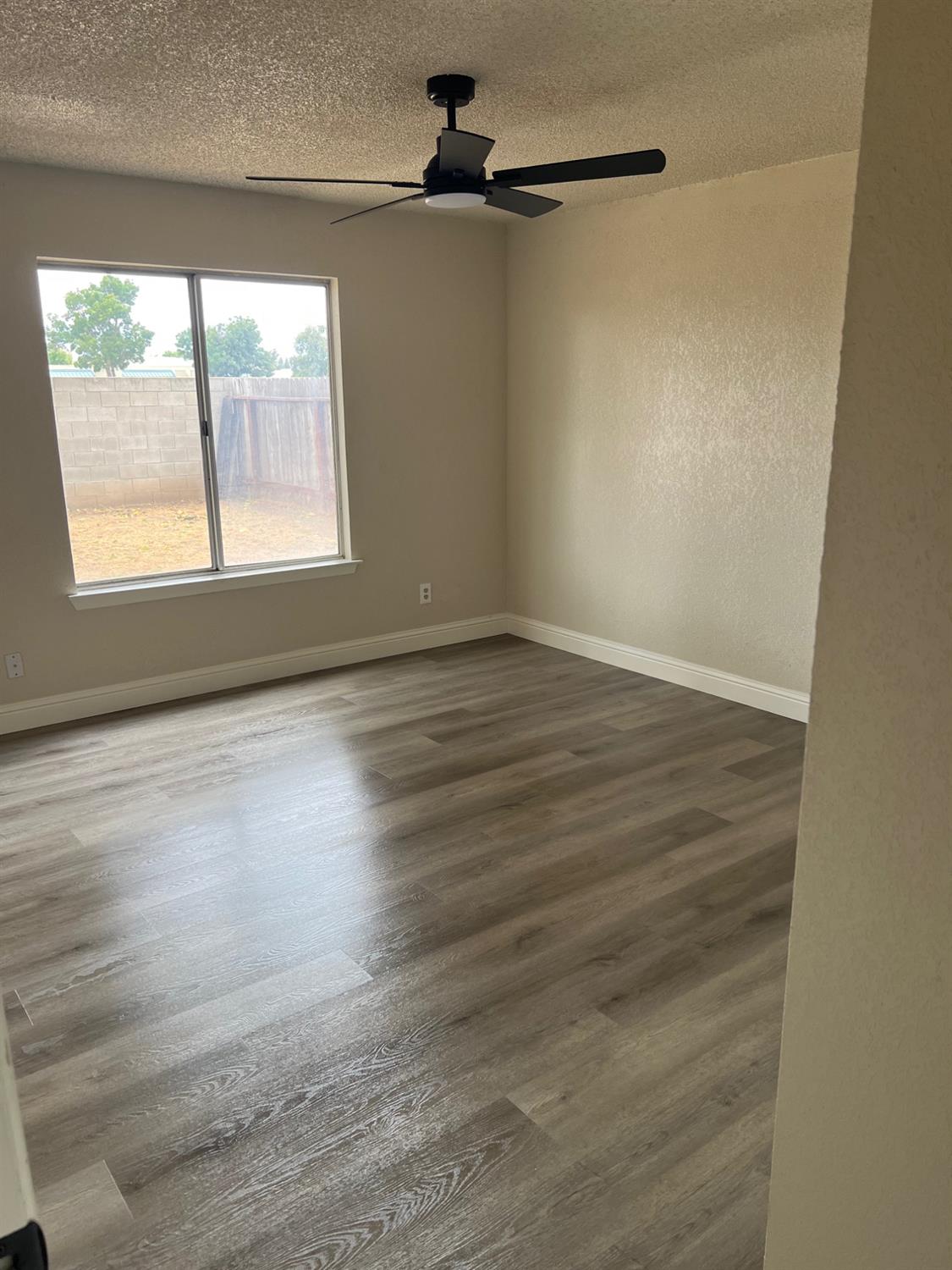 2071 E Cromwell Ave, Fresno, CA 93720