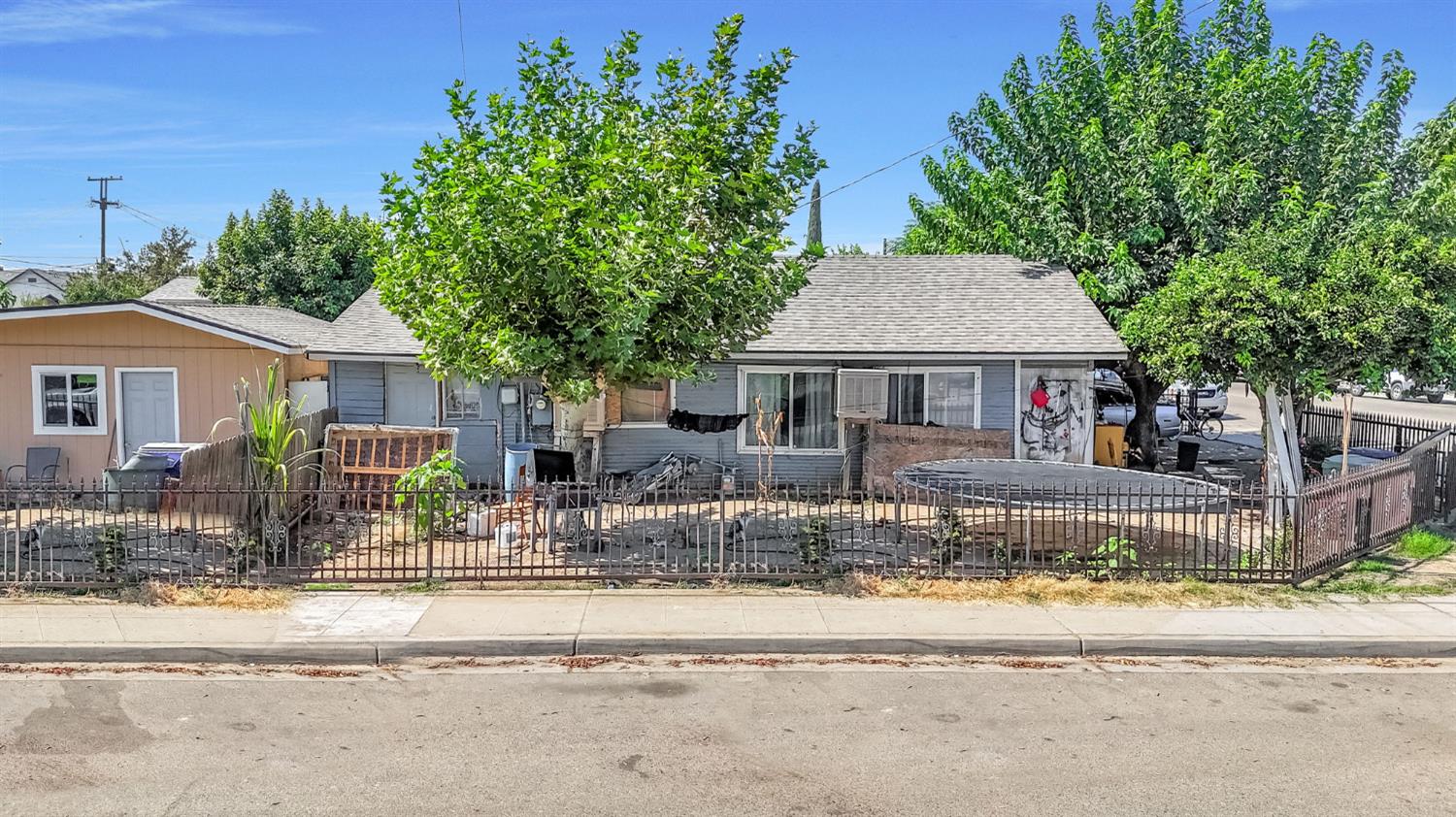 255 J St, Parlier, CA 93648