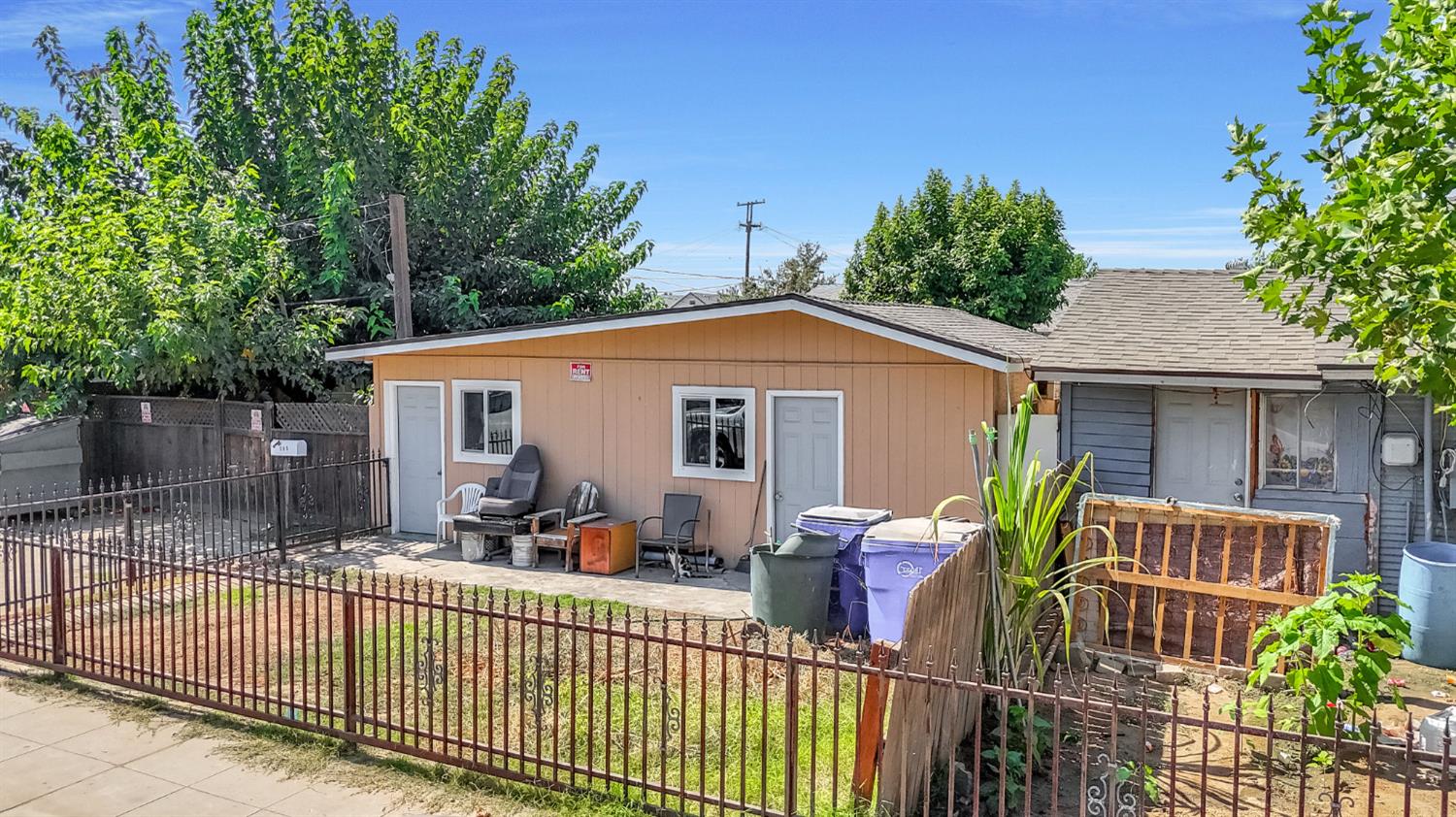 255 J St, Parlier, CA 93648