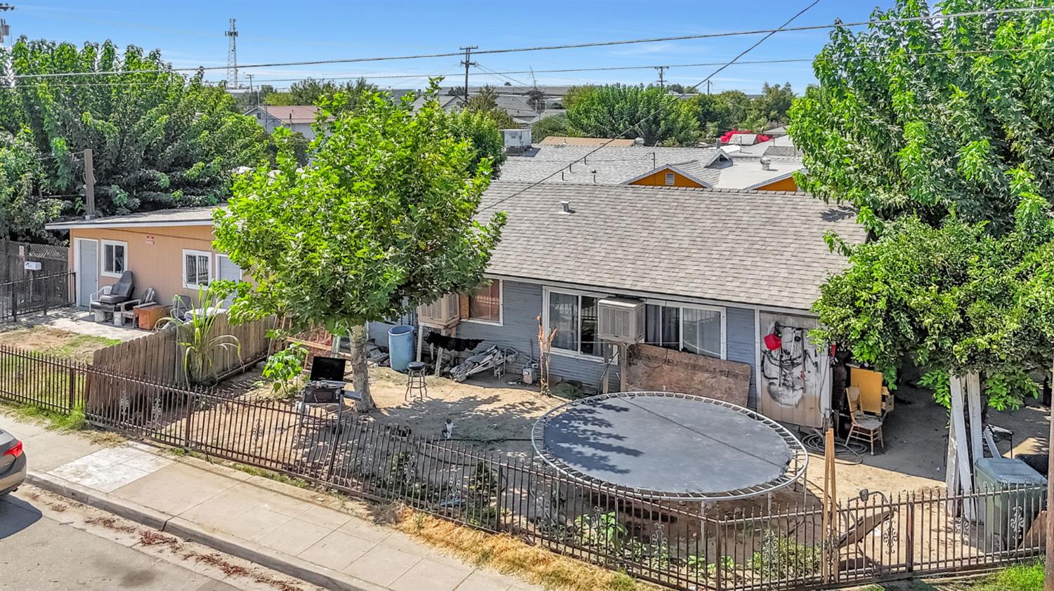 255 J St, Parlier, CA 93648