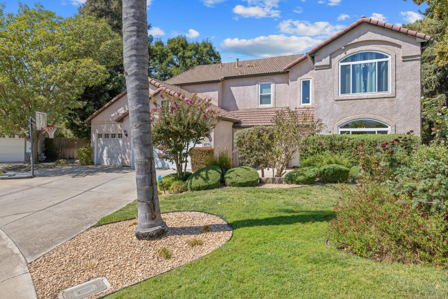 6030 W Country Ct, Visalia, CA 93277