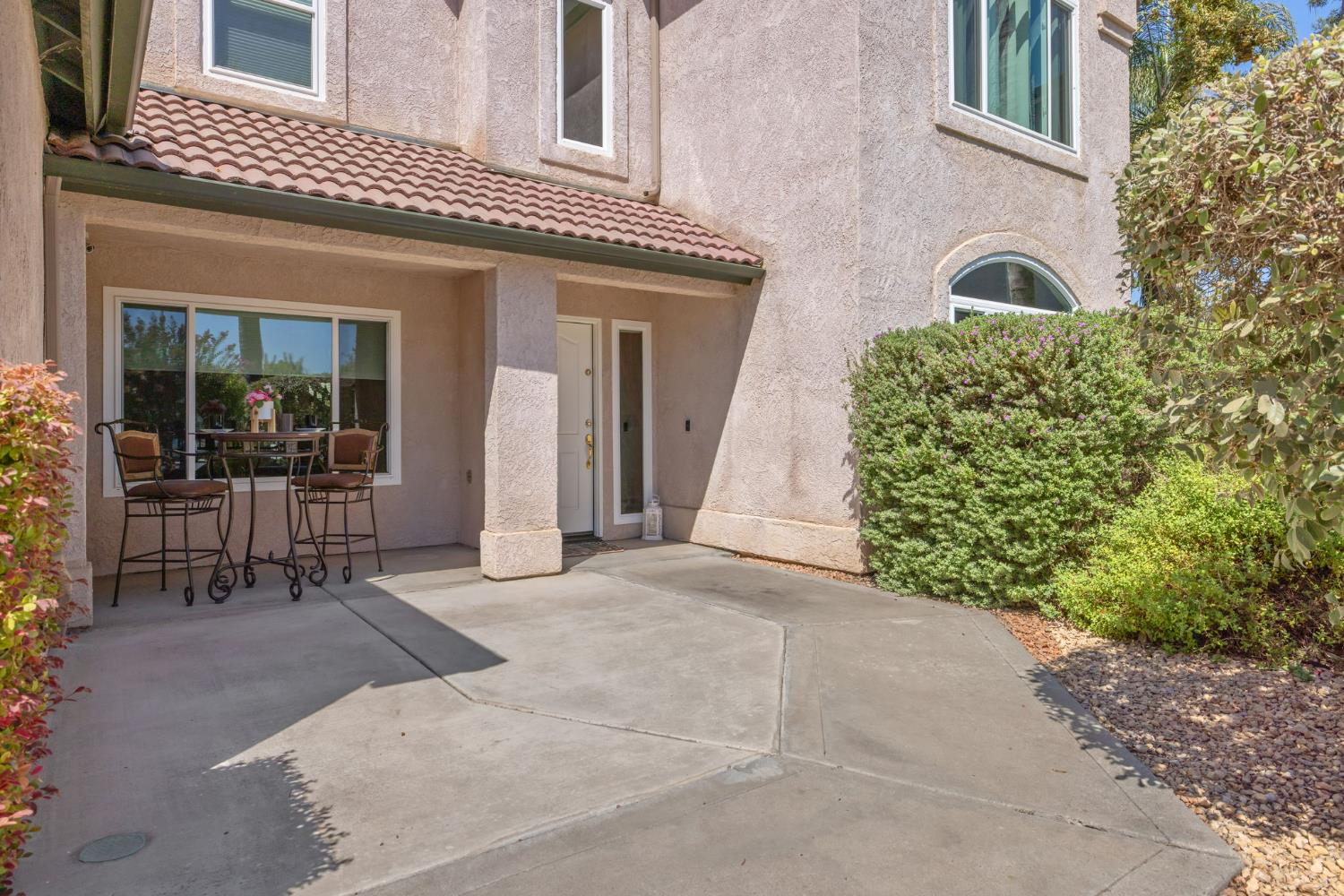 6030 W Country Ct, Visalia, CA 93277