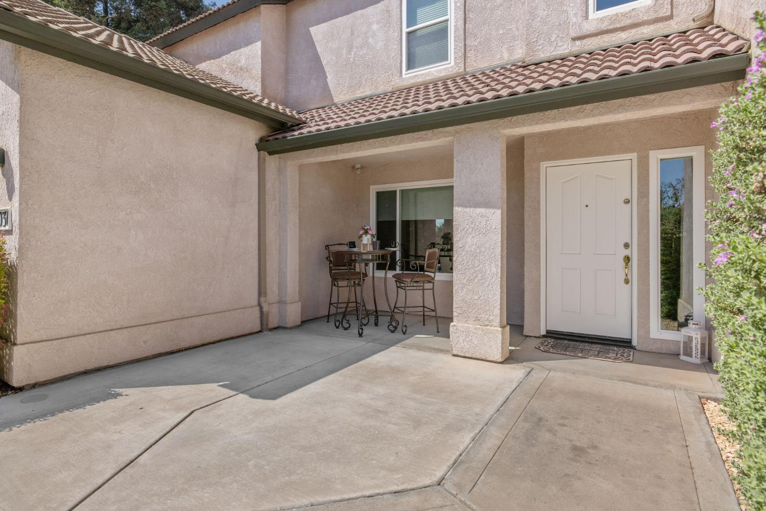 6030 W Country Ct, Visalia, CA 93277