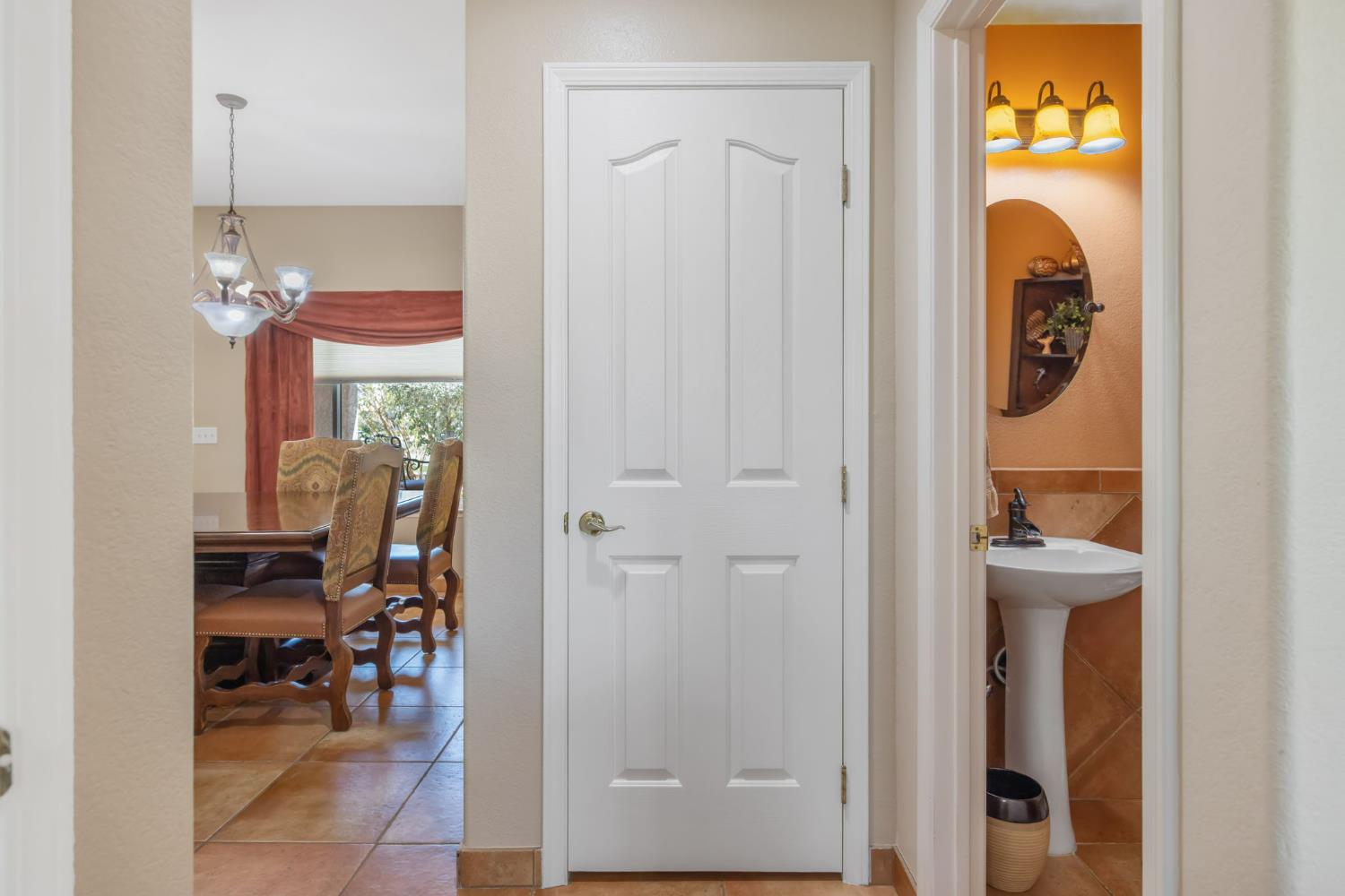 6030 W Country Ct, Visalia, CA 93277