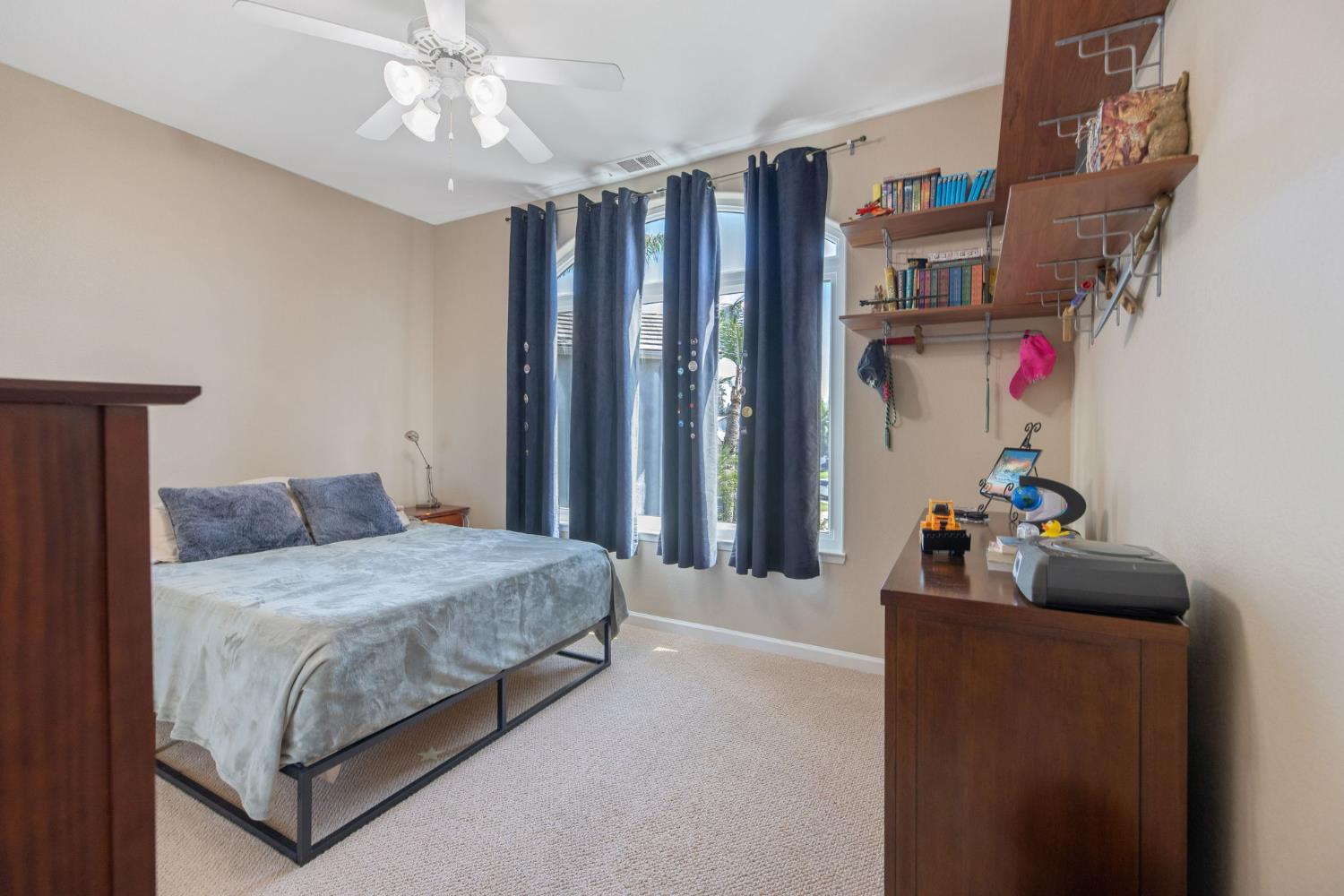 6030 W Country Ct, Visalia, CA 93277