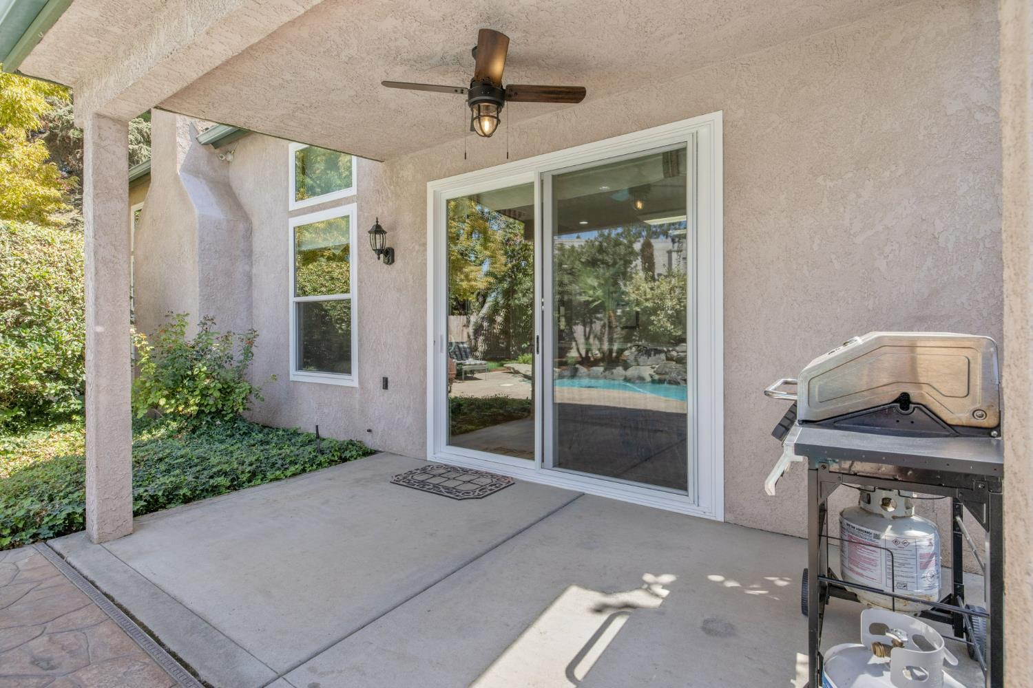 6030 W Country Ct, Visalia, CA 93277