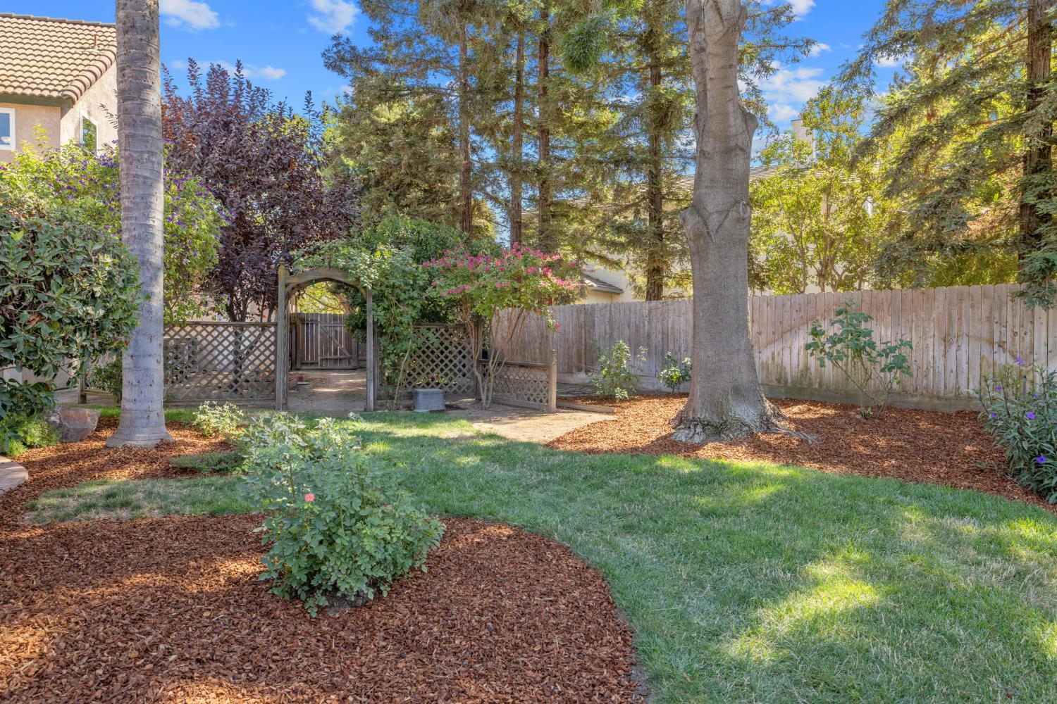 6030 W Country Ct, Visalia, CA 93277