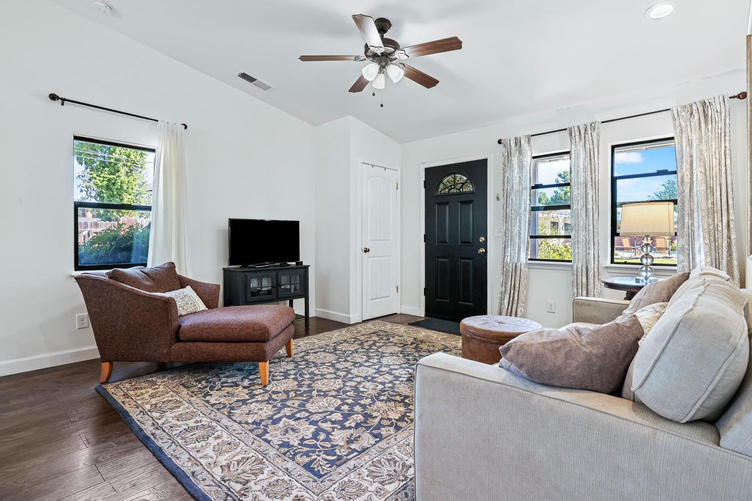 733 W Gettysburg Ave, Fresno, CA 93705