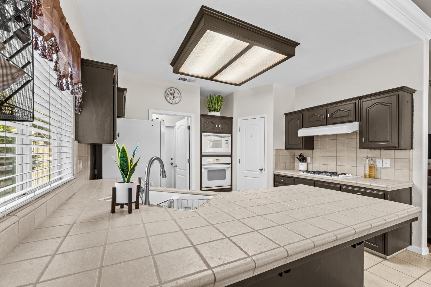 15906 W C St, Kerman, CA 93630