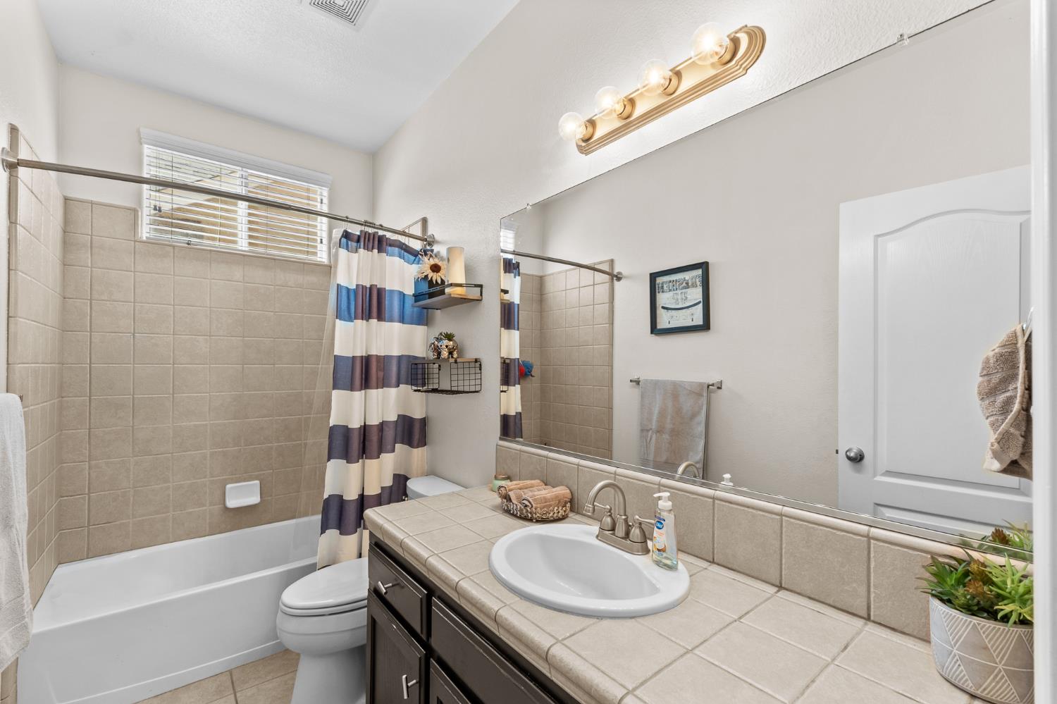 15906 W C St, Kerman, CA 93630