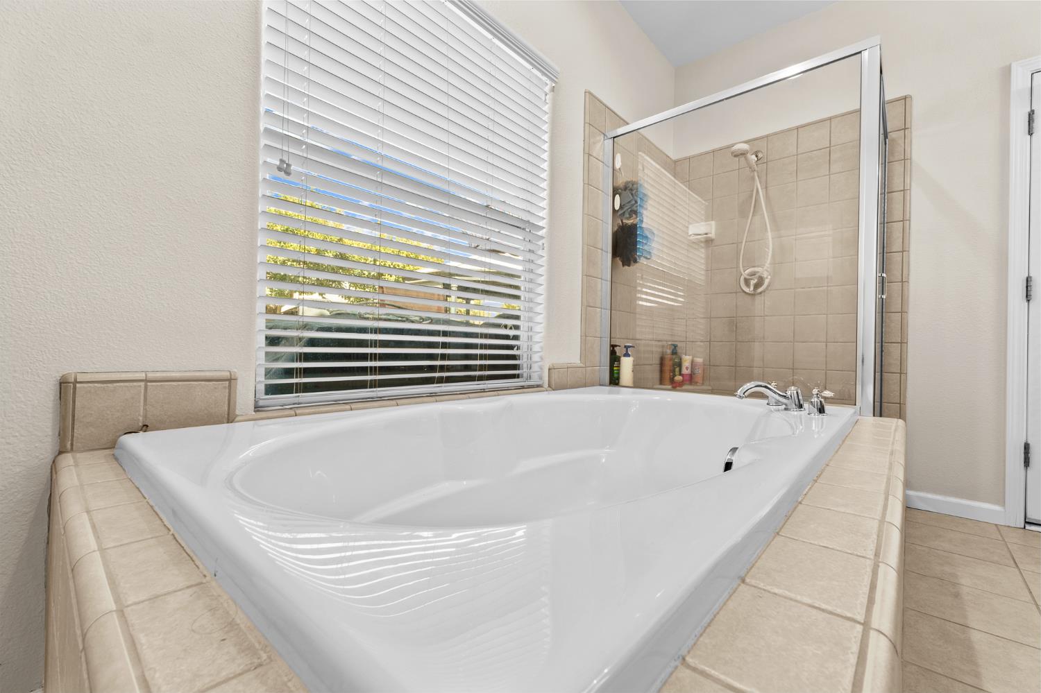 15906 W C St, Kerman, CA 93630