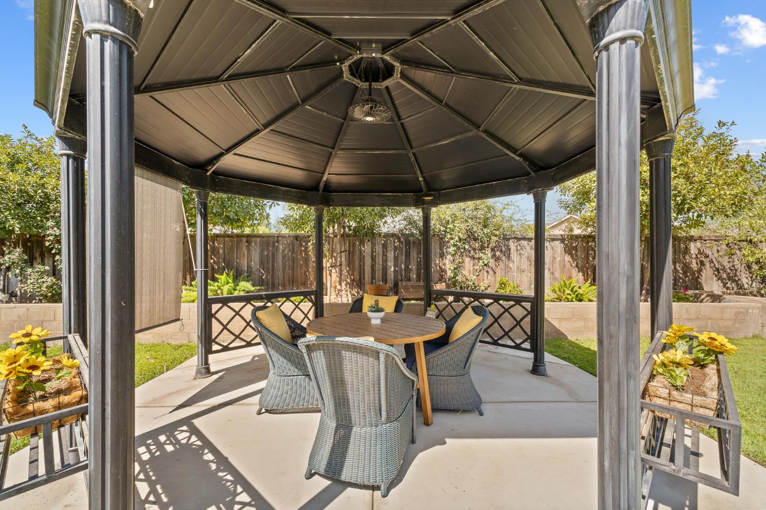 15906 W C St, Kerman, CA 93630