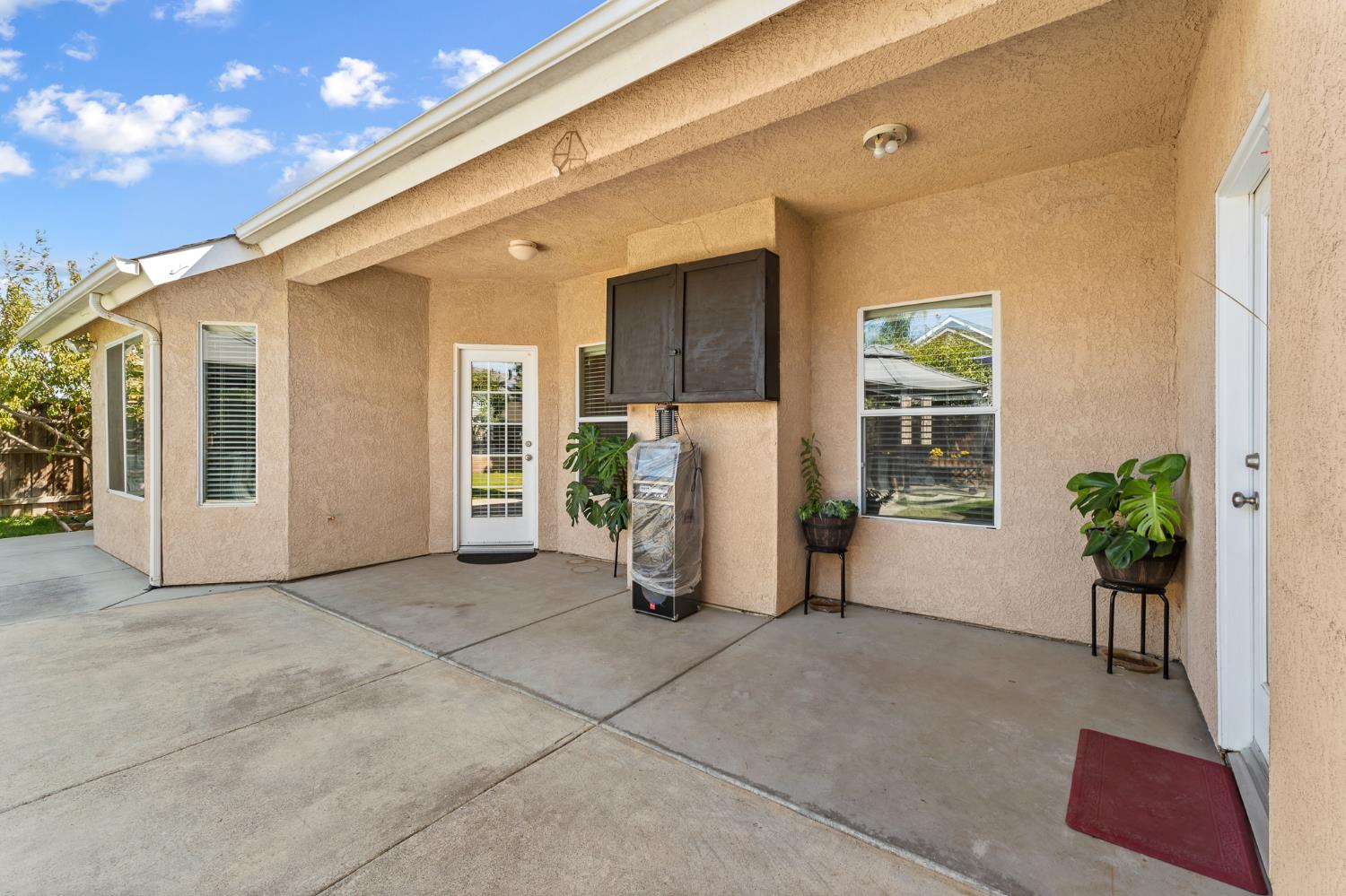 15906 W C St, Kerman, CA 93630