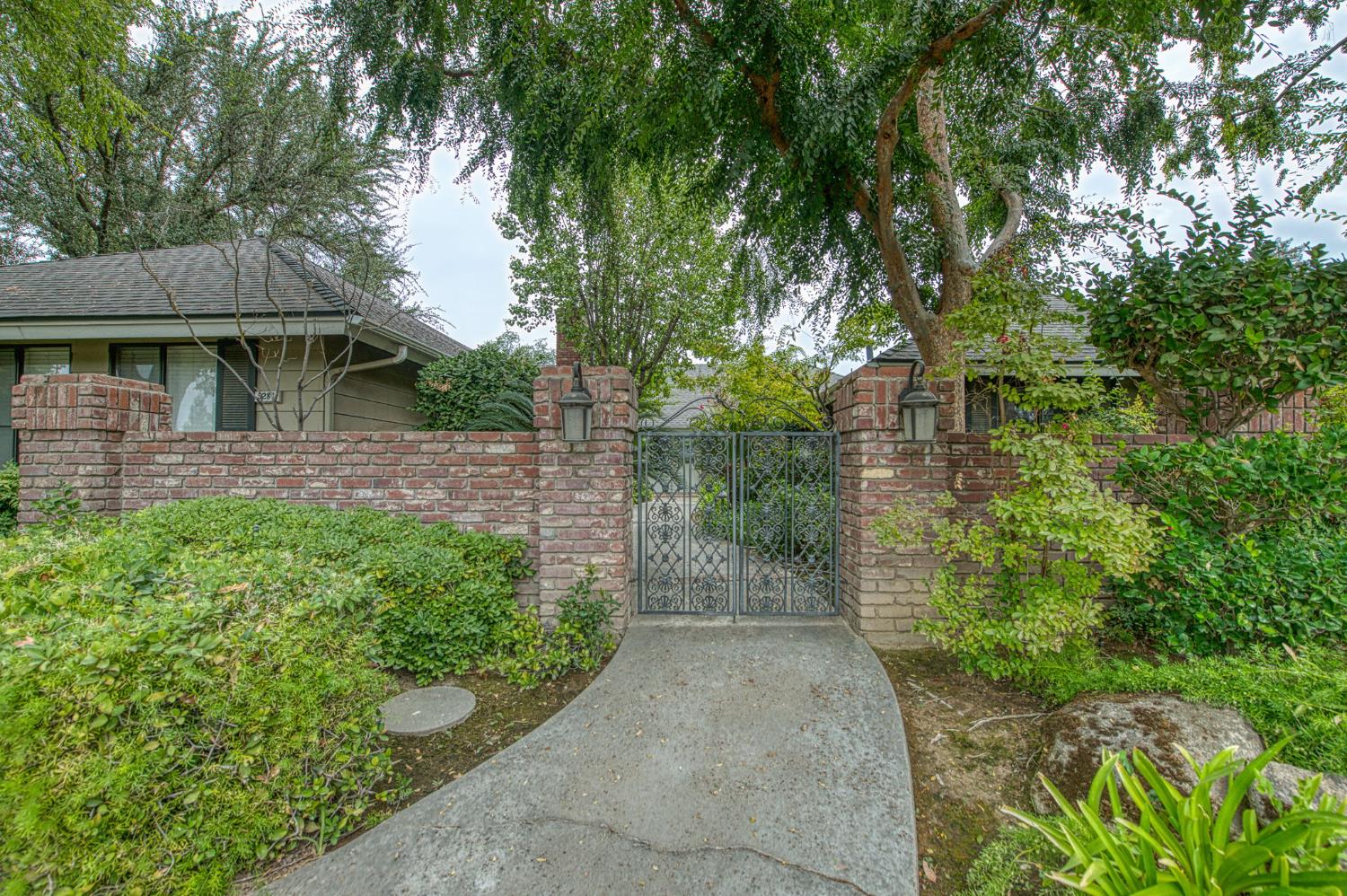 5284 N Pleasant Ave, Fresno, CA 93711