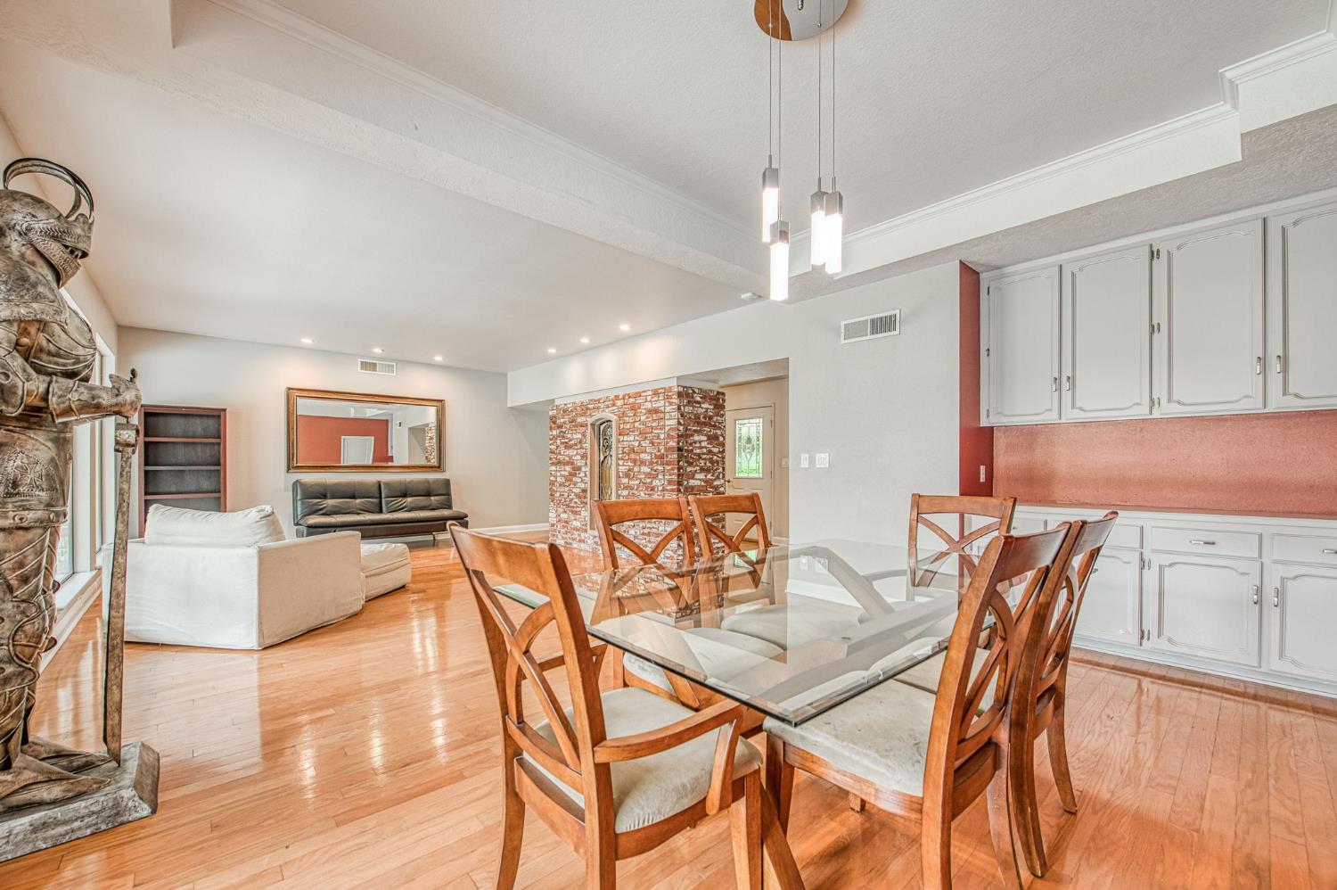 5284 N Pleasant Ave, Fresno, CA 93711