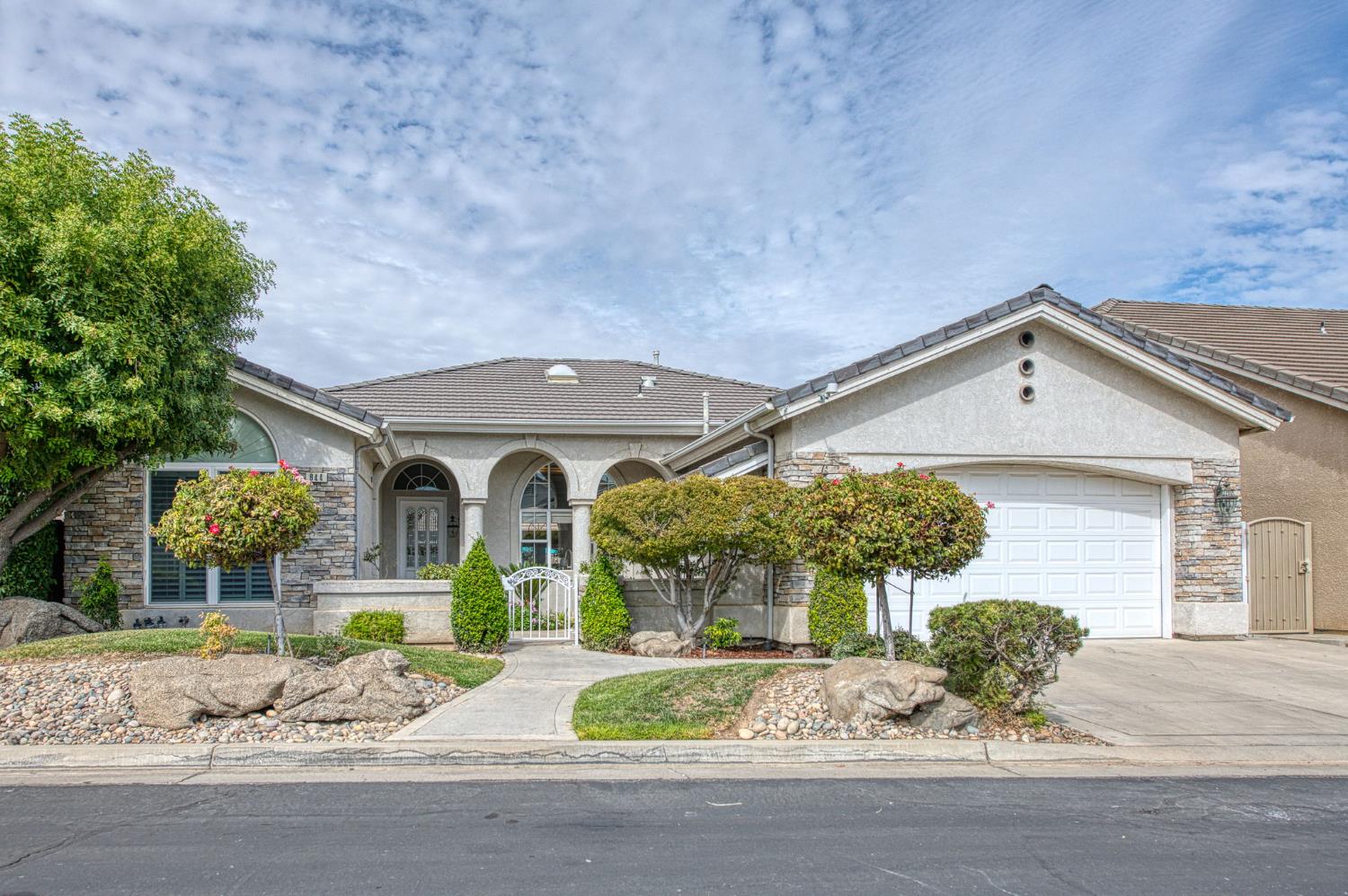 844 E Green Acres Dr, Fresno, CA 93720