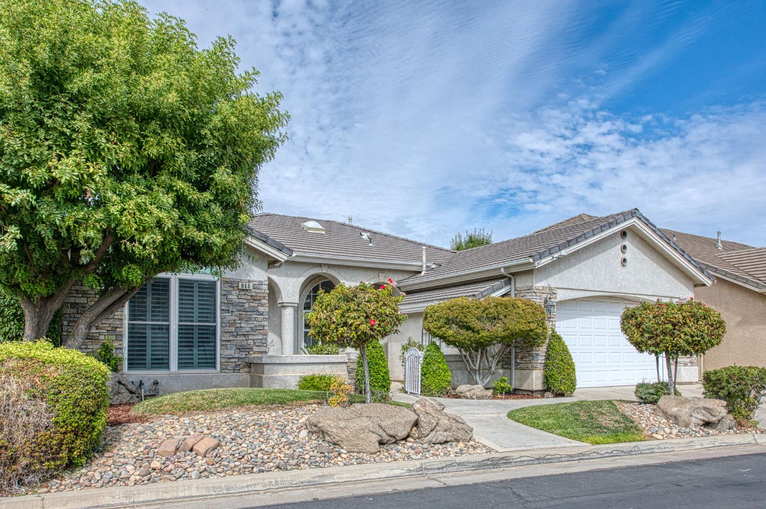 844 E Green Acres Dr, Fresno, CA 93720