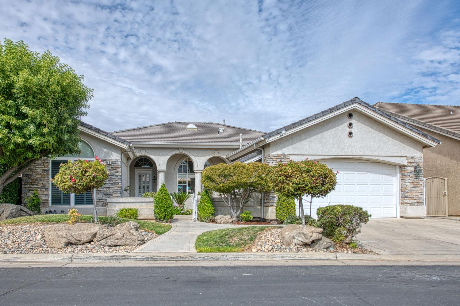 844 E Green Acres Dr, Fresno, CA 93720