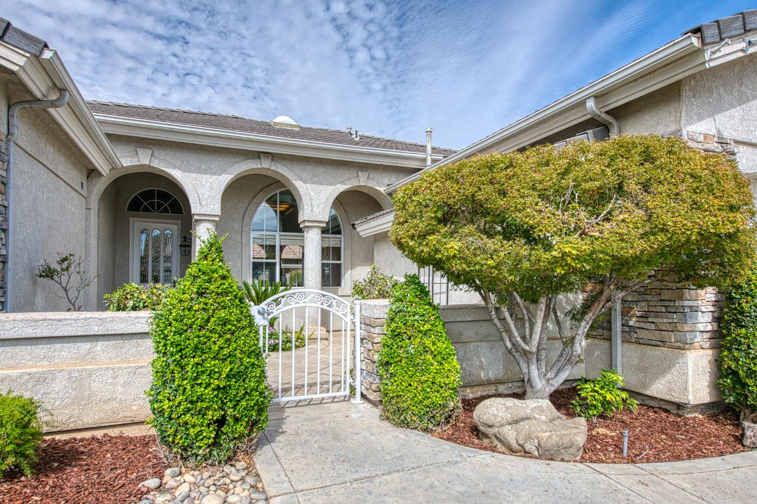 844 E Green Acres Dr, Fresno, CA 93720