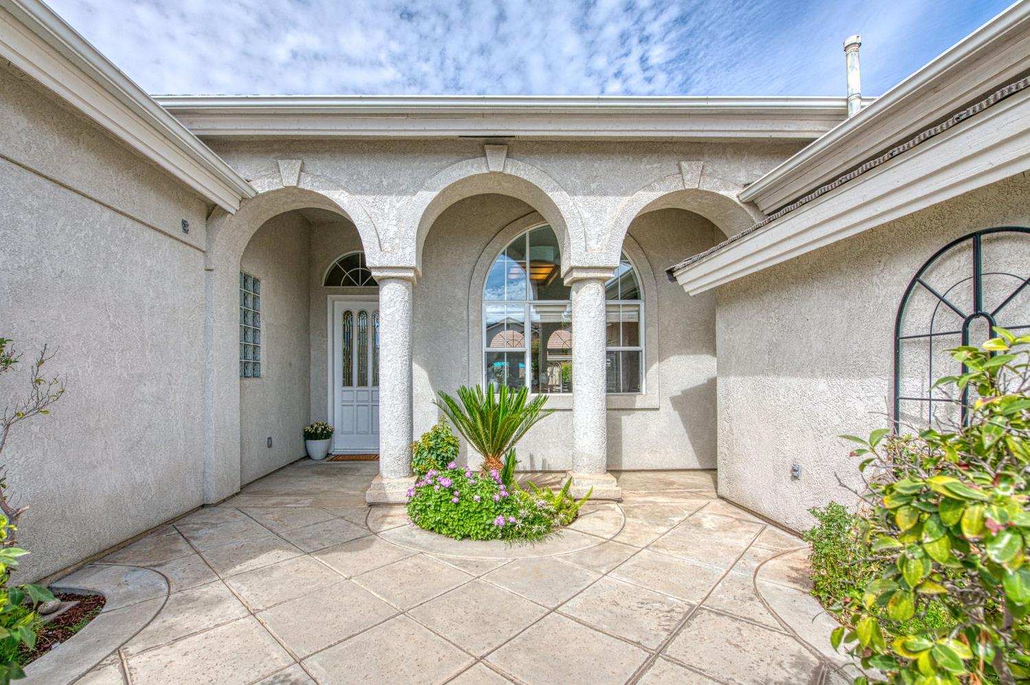 844 E Green Acres Dr, Fresno, CA 93720