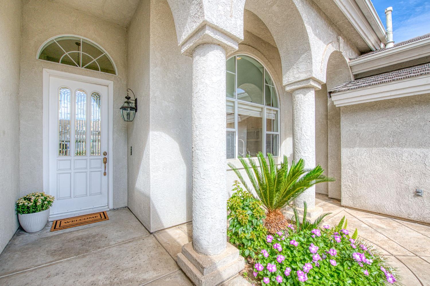844 E Green Acres Dr, Fresno, CA 93720