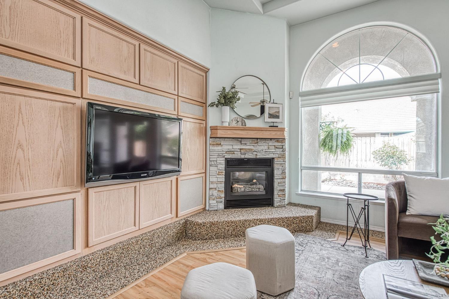 844 E Green Acres Dr, Fresno, CA 93720
